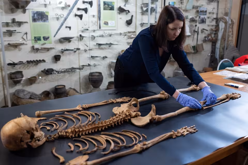 Anthropologist From Nicolas Copernicus University Urszula Okularczyk Works By The Remains Of A Woman Found At The 17th Century Cemetery