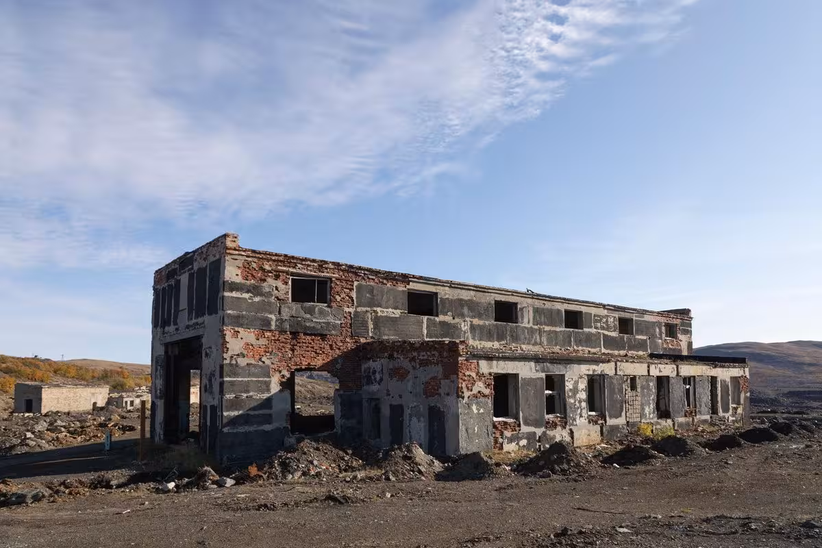 Ruins Of The Research Facility's Repair Workshop