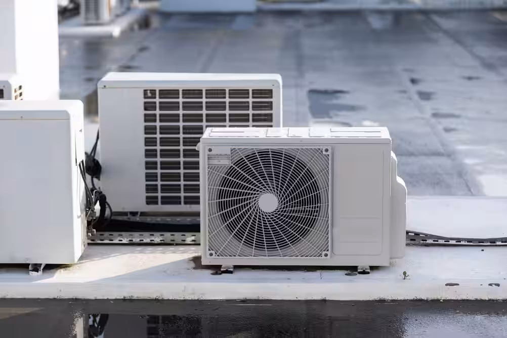 Hvac,systems,operate,on,a,rooftop,with,industrial,air,conditioning
