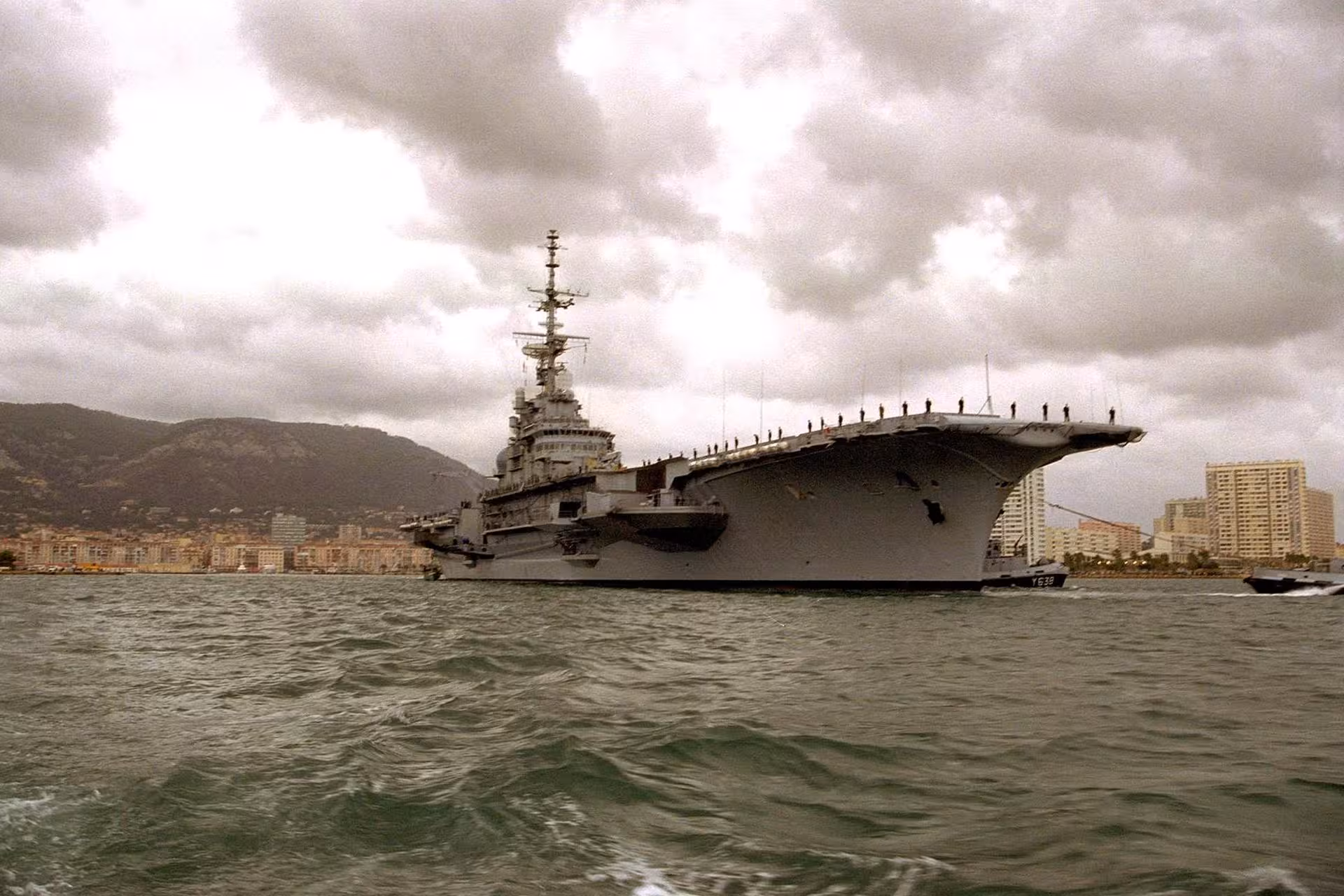 On November 2, 2000, the aircraft carrier Foch left the port of Toulon for Brest, where the French Navy handed over its flag to the Brazilian Navy, which bought the ship.