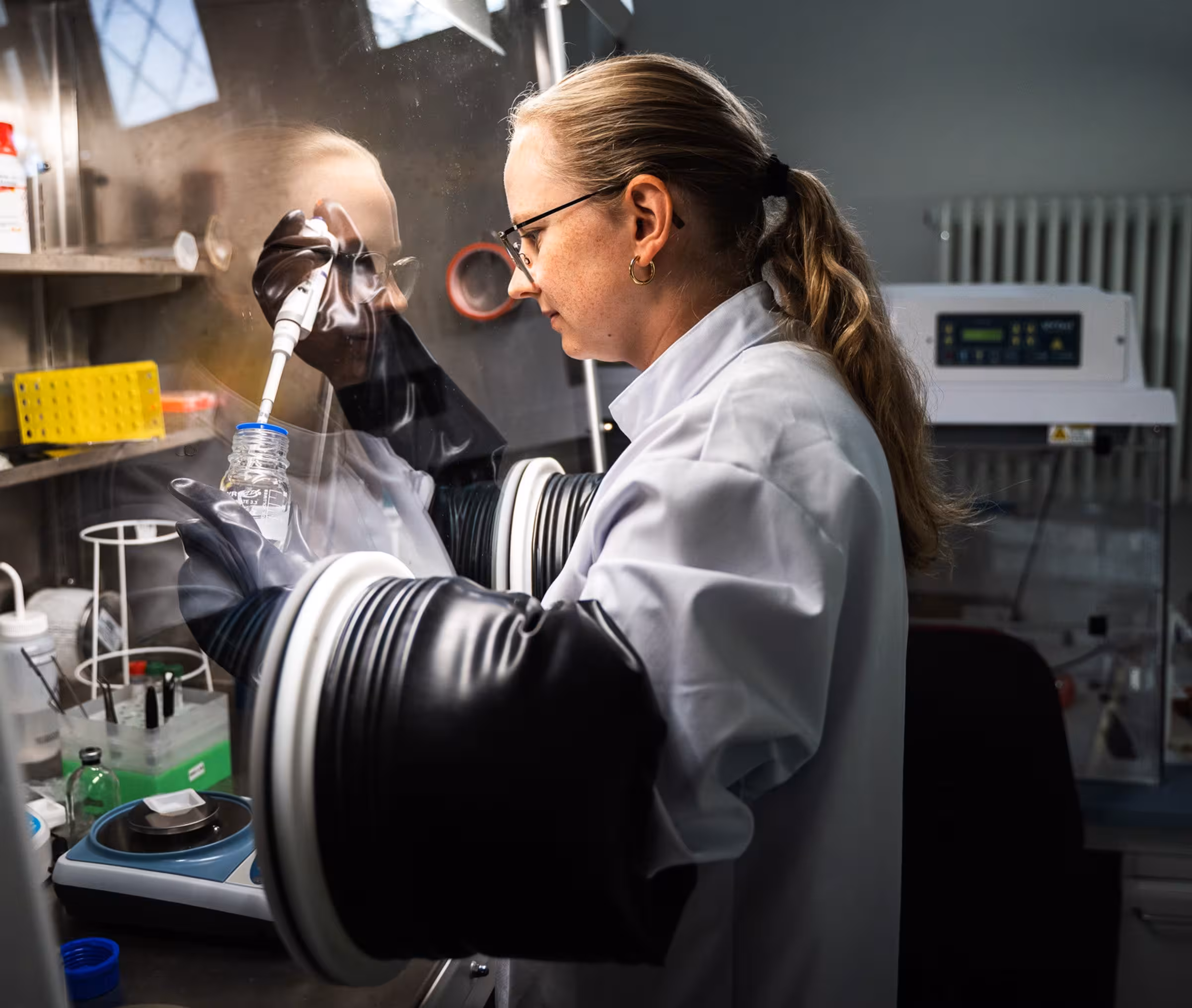 Vanessa Helmbrecht at work in the anoxic chamber, in which the conditions on Enceladus were simulated.