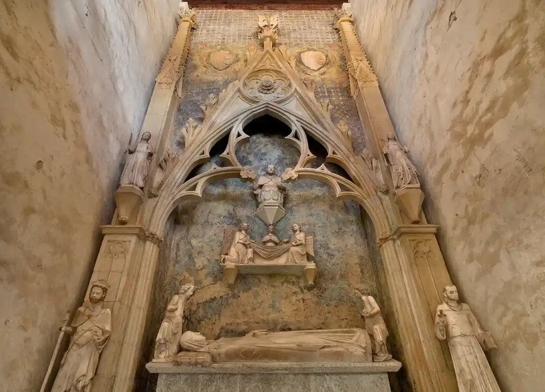 This side of Elisenda's tomb depicts her as a penitent widow in modest dress.