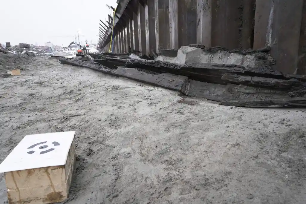 Several planks of wood, a so-called berghult, lying on the ground.