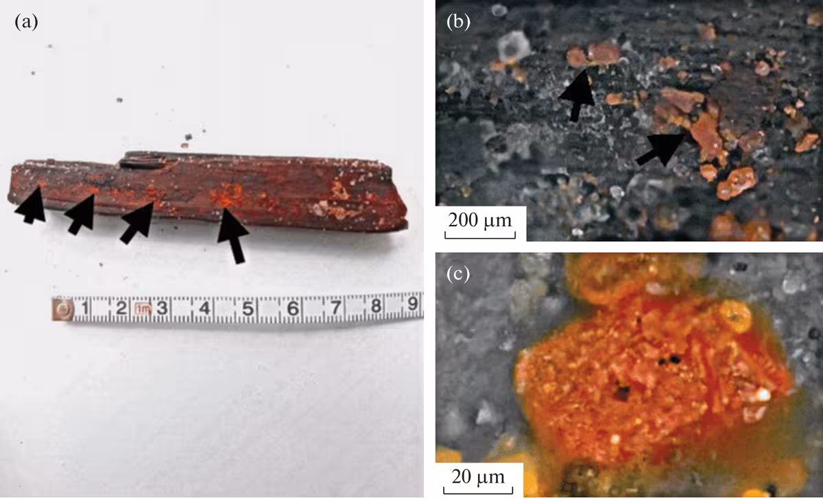 Residues Of A Red Substance On The Outer Surface Of The Side Planking