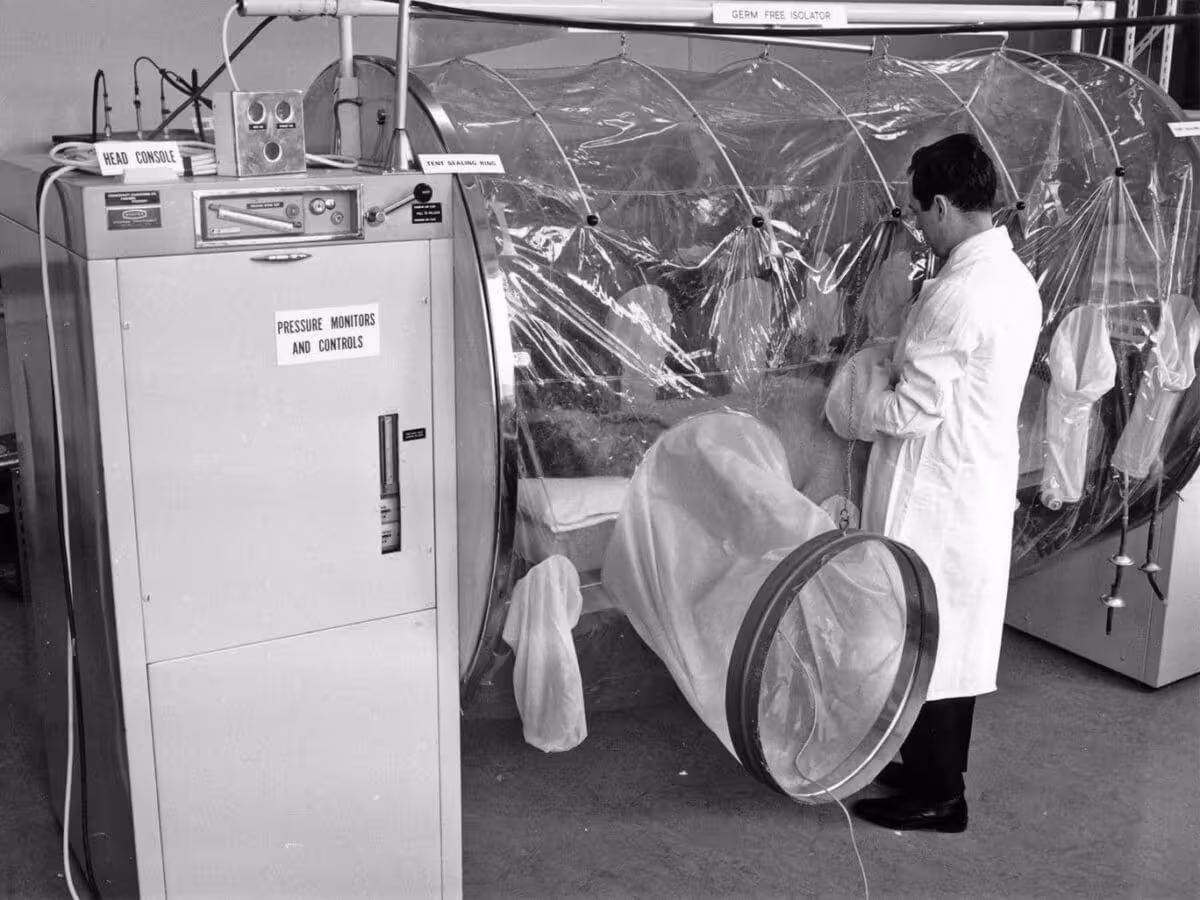 Equipment For The Isolation Of Patients In A Germ Free Atmosphere