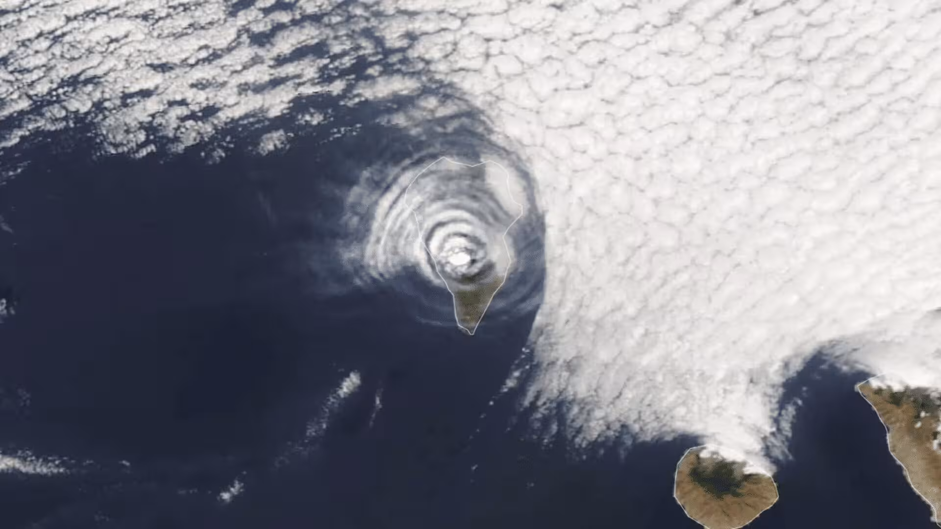 Nasa Captured A Strange Target Like Cloud Pattern Above An Erupting Volcano In Spains Canary Islands Scaled