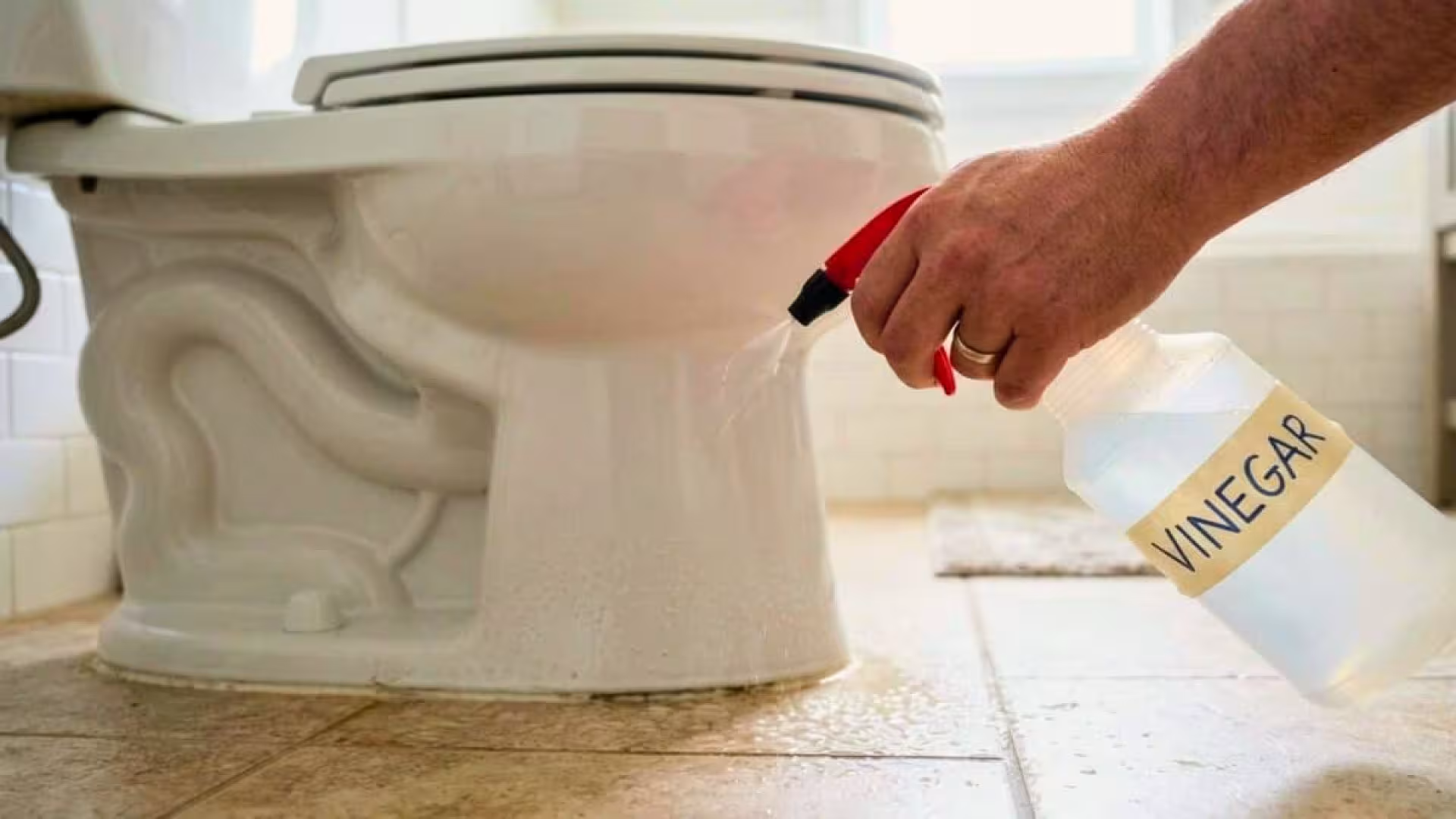 A Spray Bottle Of Vinegar Changed How This Bathroom Stays Clean Scaled