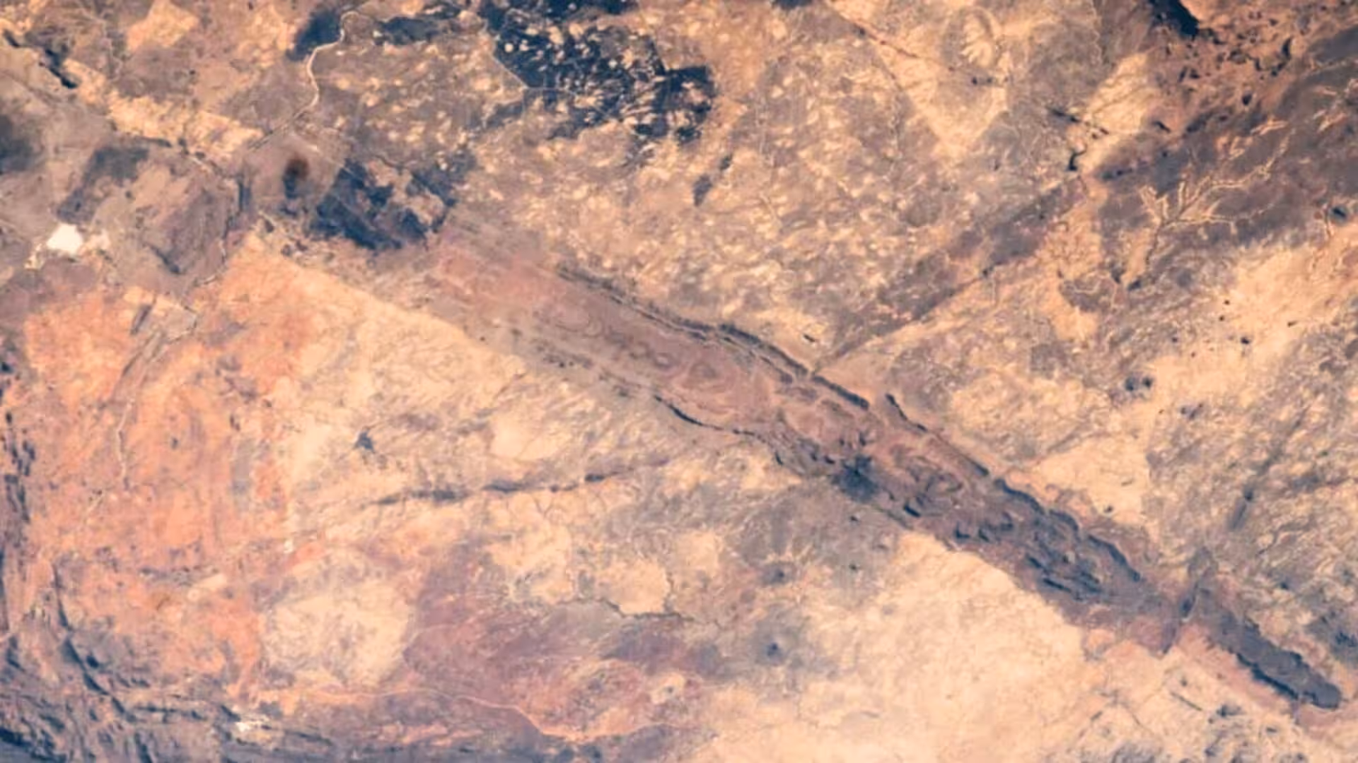 Zimbabwes Great Dyke Is Visible From Orbit Scaled