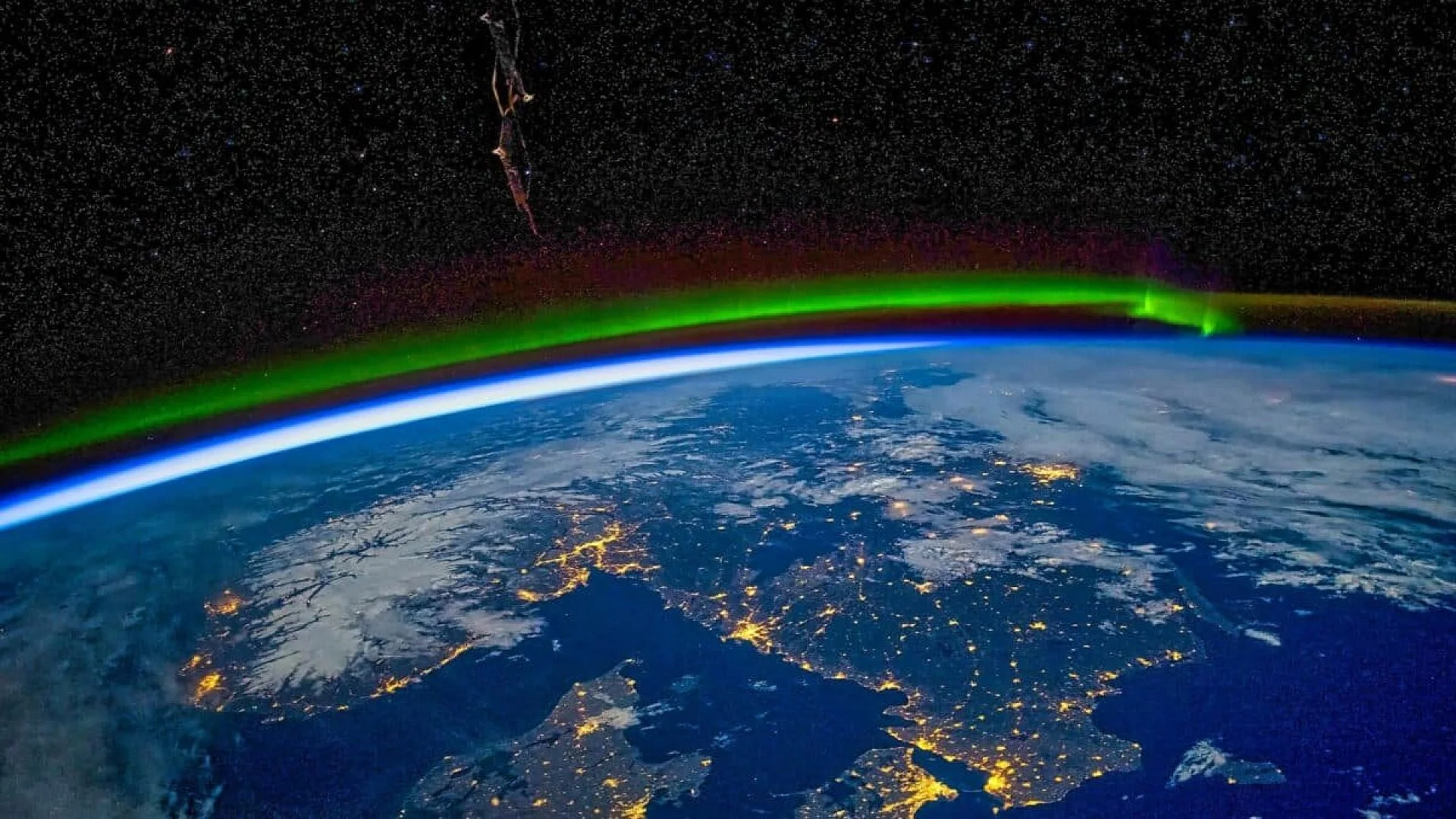 Nasa Astronaut Sent To Shelter In Spacex Dragon Captures A Stunning Aurora While Iss Leak Repairs Unfold Scaled