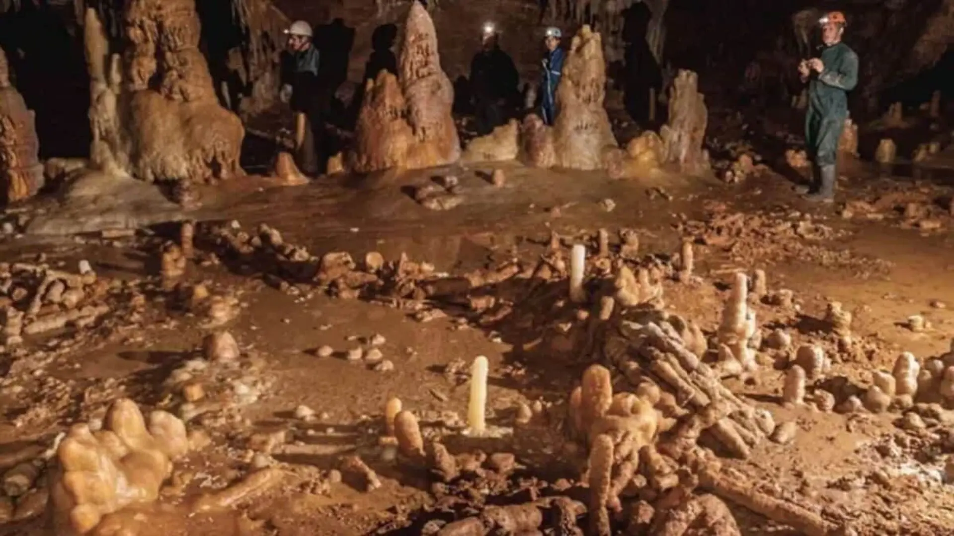 Archaeologists Walked Feet Into A Cave And Found A Structure Built Years Ago.one No Neanderthal Was Supposed To Build Scaled
