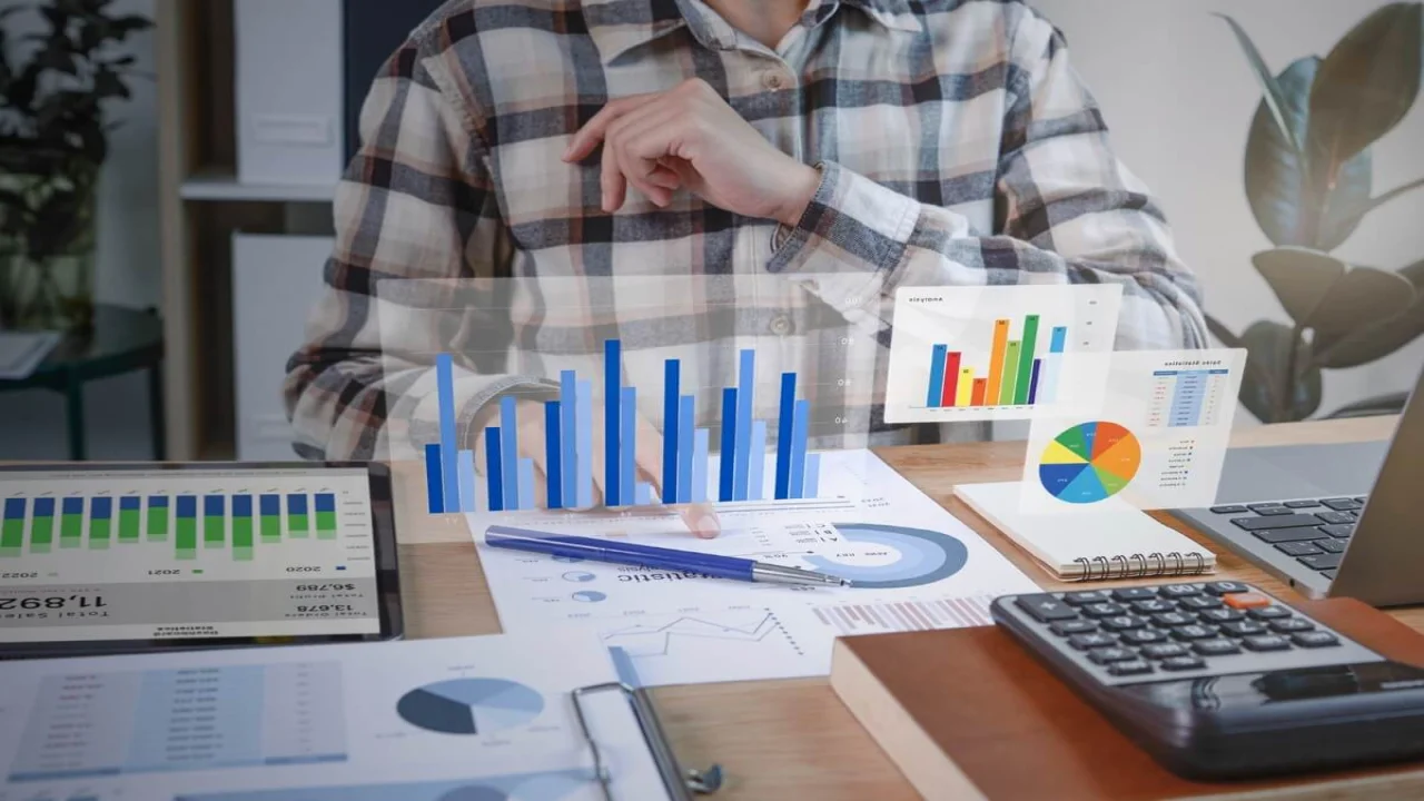 Free photo businesspeople working in finance and accounting analyze.