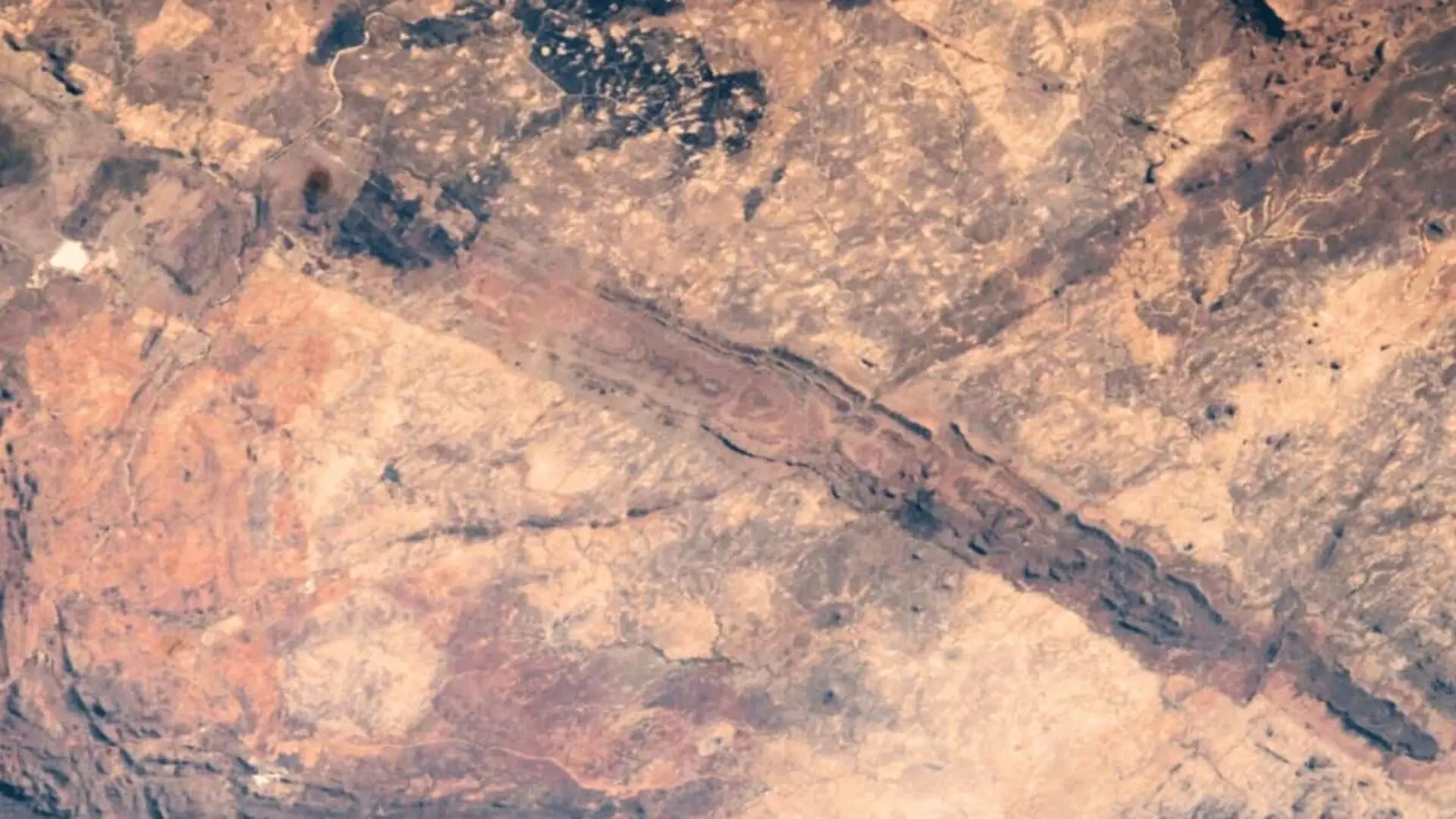 Zimbabwes Great Dyke Is Visible From Orbit Scaled
