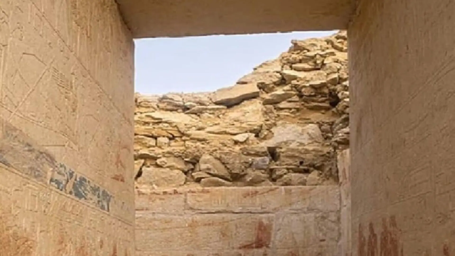 Archaeologists Just Opened A Year Old Egyptian Tomb And The Colors Are Still There Scaled