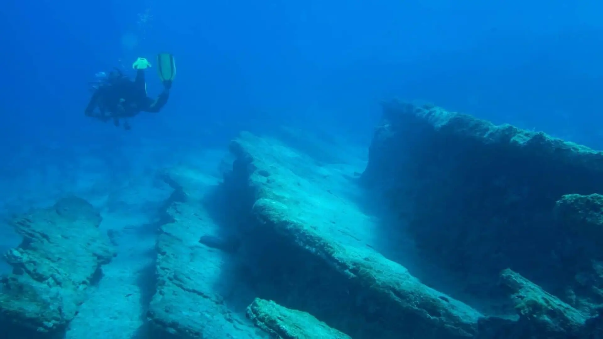 Divers Found A Year Old City Beneath A Lake A Massive Earthquake May Have Erased It Overnight Scaled