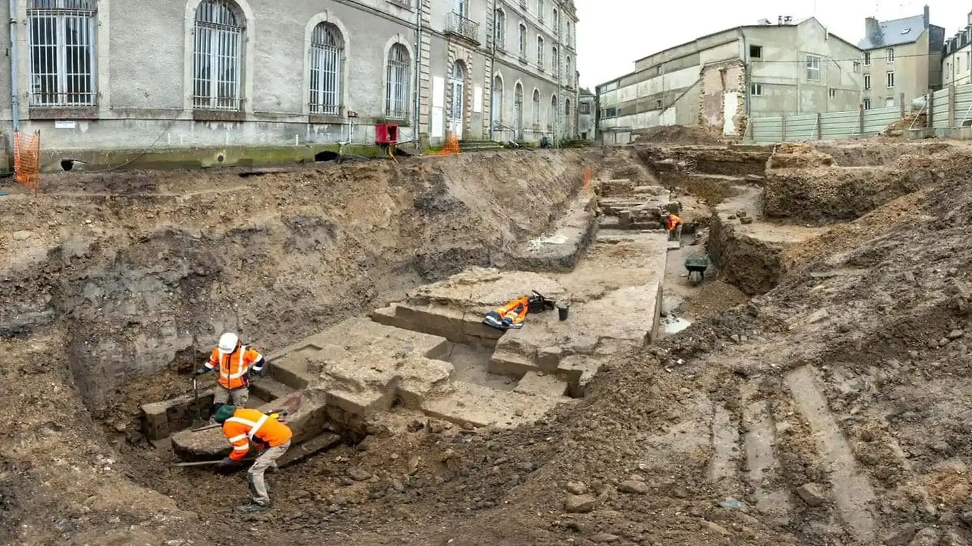 A 640 Year Old Castle Was Hiding Beneath The Courtyard Of A Private Mansion In France And Walls Up To 5.6 Meters High Scaled 1