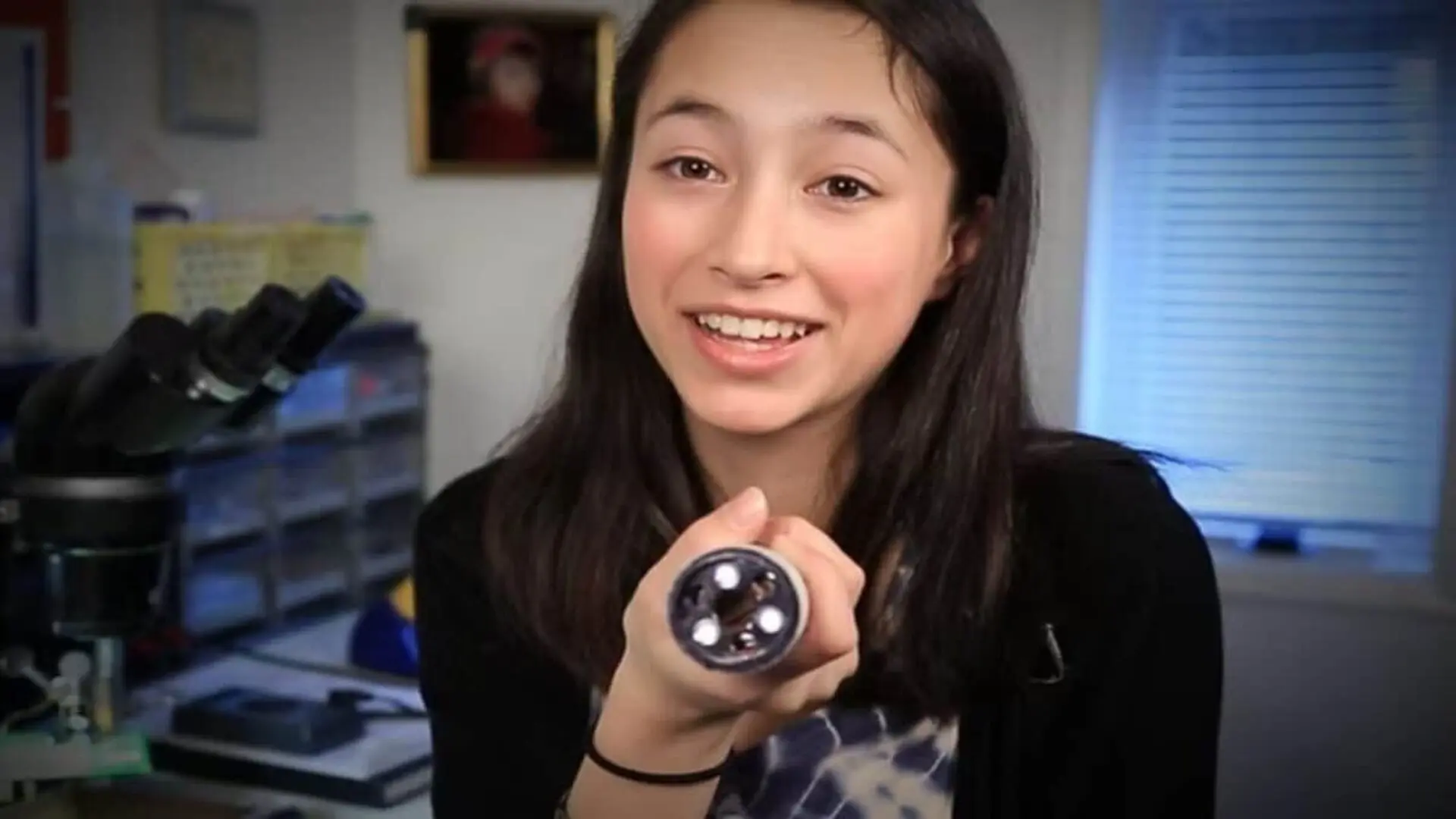 At 15 This Girl Just Found A Way To Power A Flashlight Using Only The Heat Of Her Hand No Batteries Required Scaled