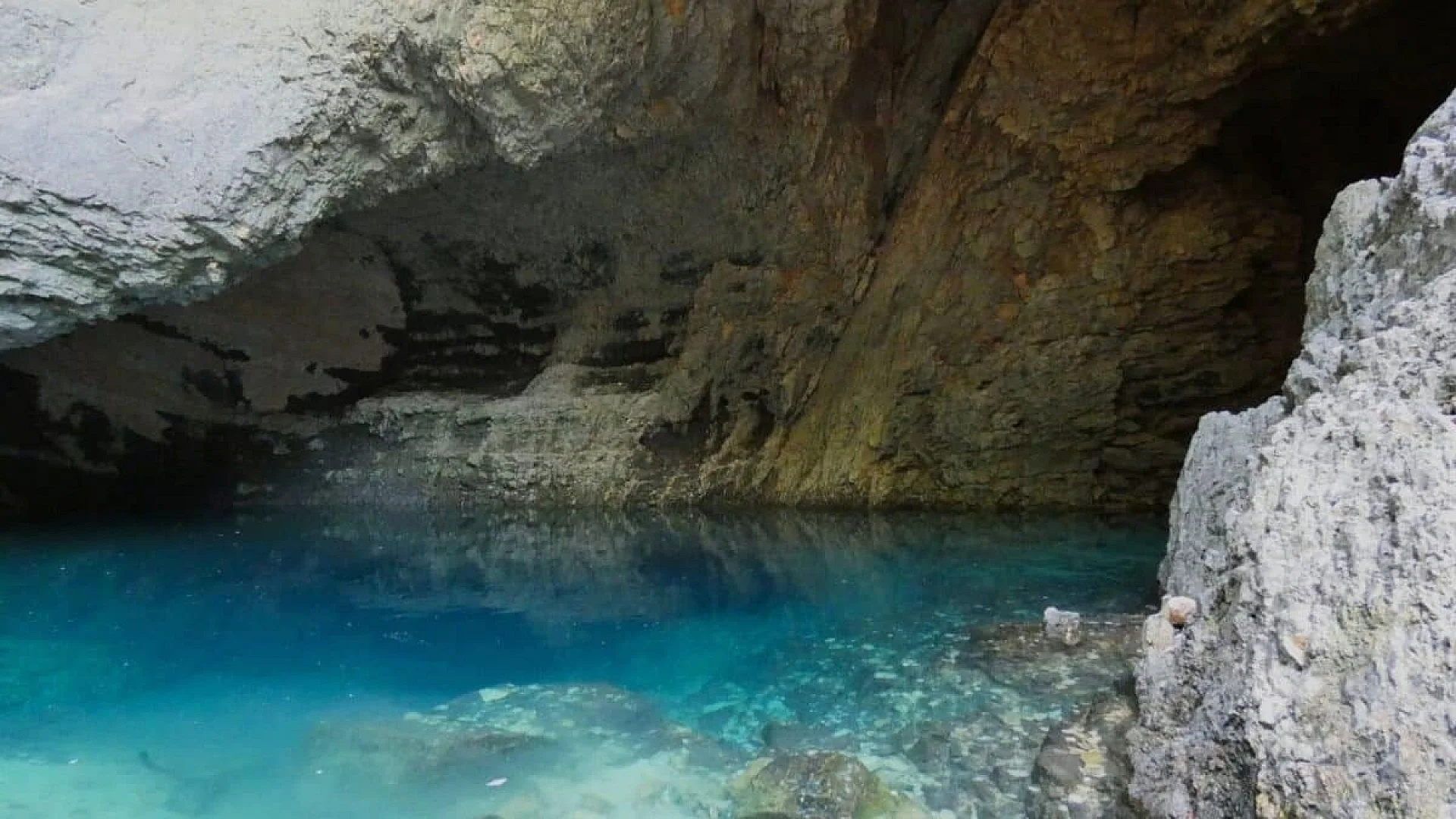 Scientists Just Discovered A Vast Ocean Trapped 700 Km Beneath Earths Surface Scaled