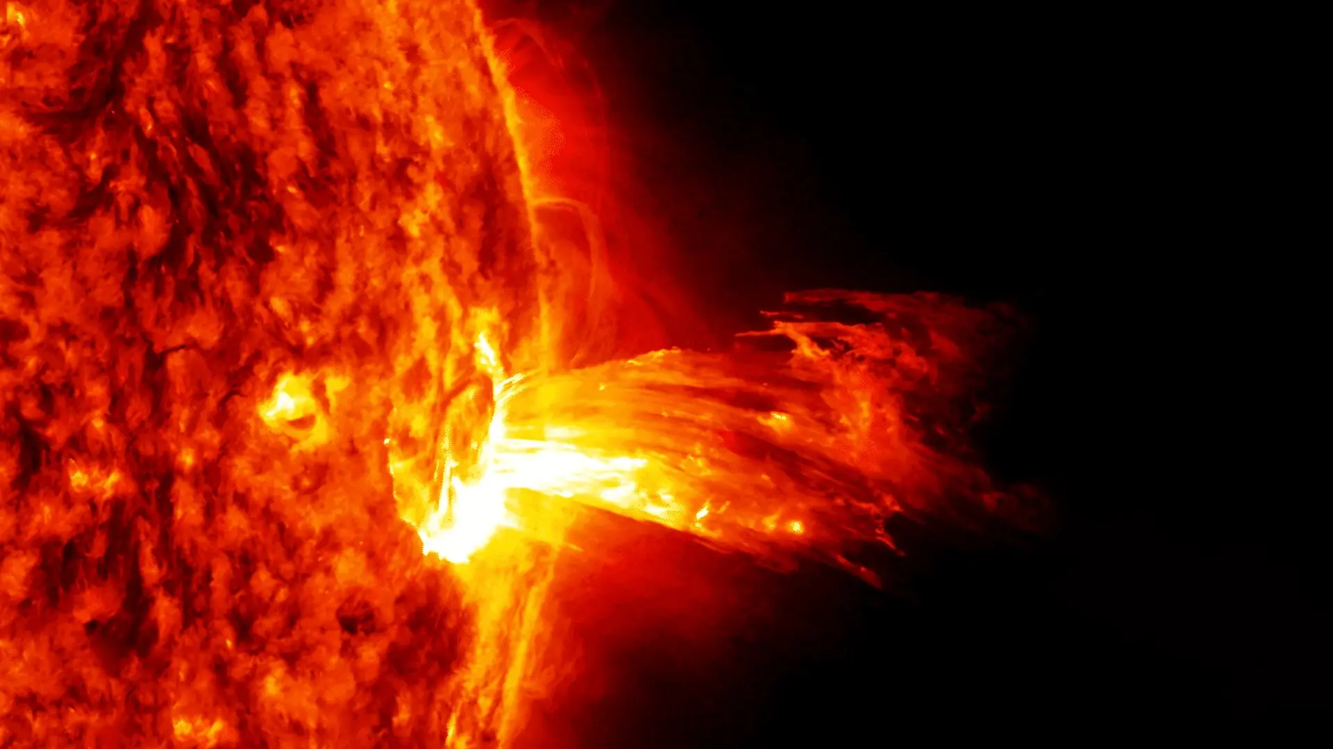 Scientists May Have Finally Uncovered The Hidden Cause Behind The Suns Missing Silver Scaled