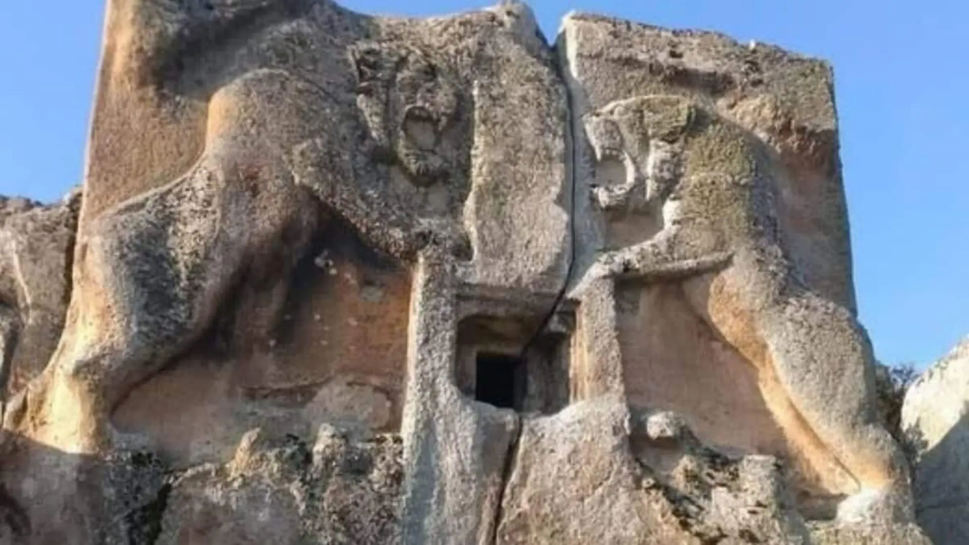Two Stone Lions Have Guarded This Ancient Tomb For Yearshistorys Mysteries Scaled