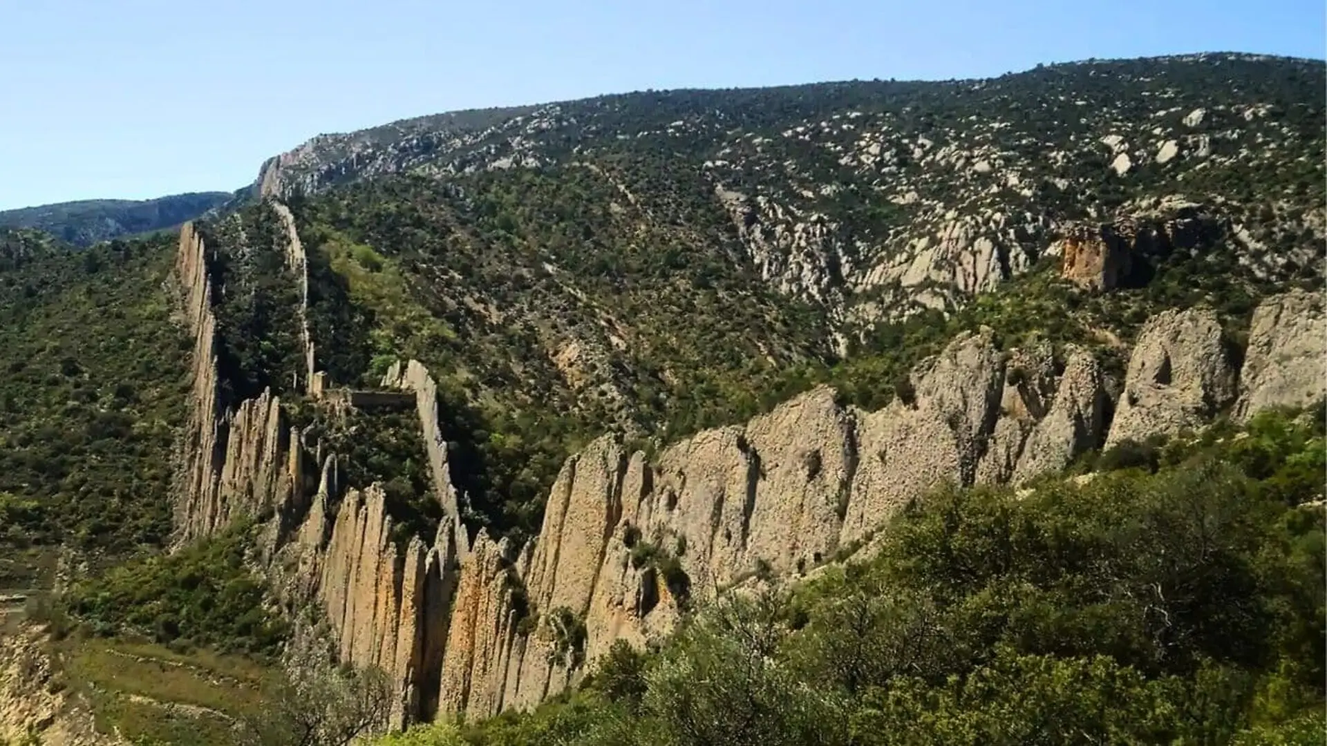 An Astonishing Natural Fortress In Spanish Valley Scaled