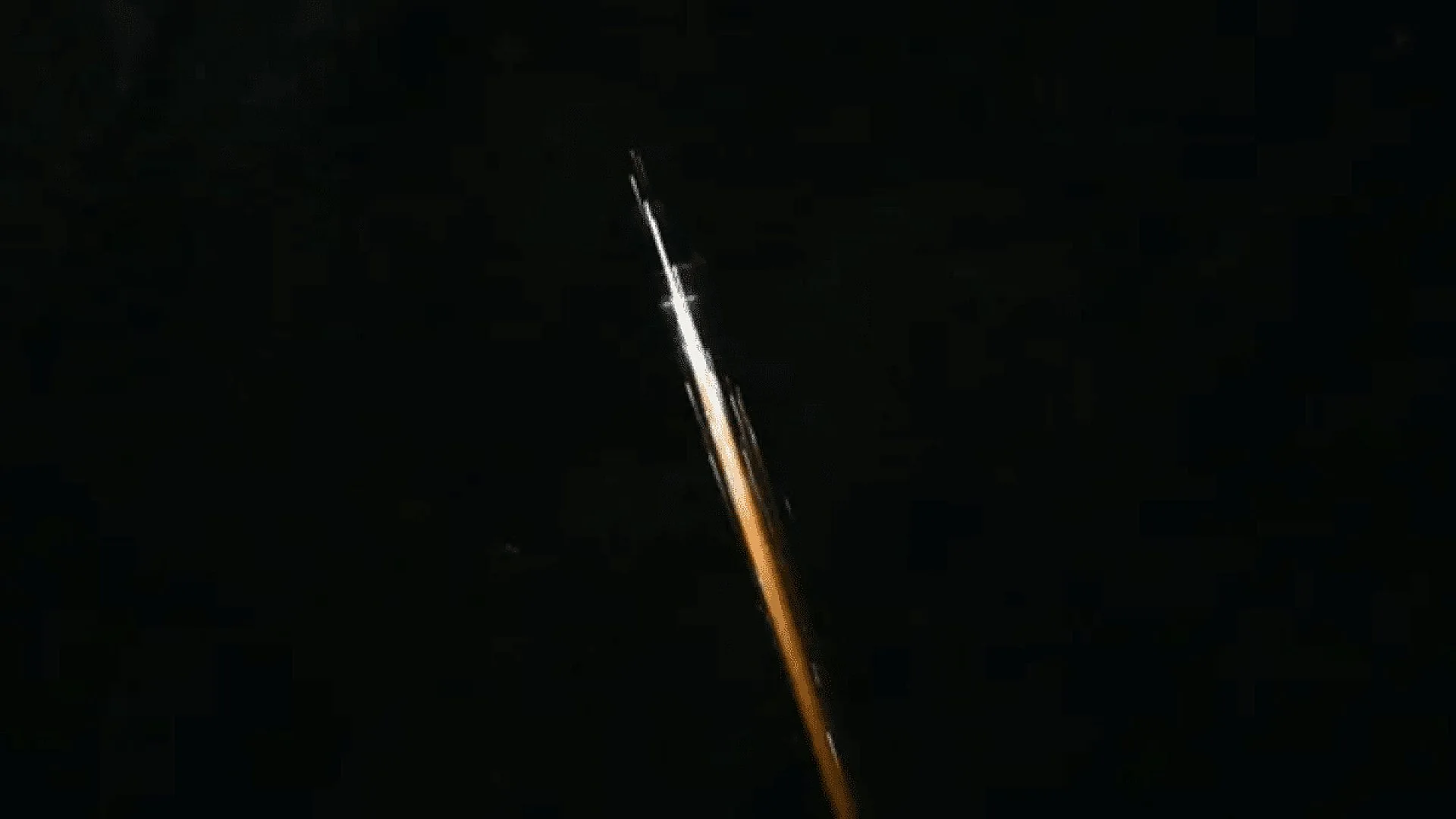 Nasa Astronaut Captures Rare Fireball From Space During Dramatic Atmospheric Breakup Scaled