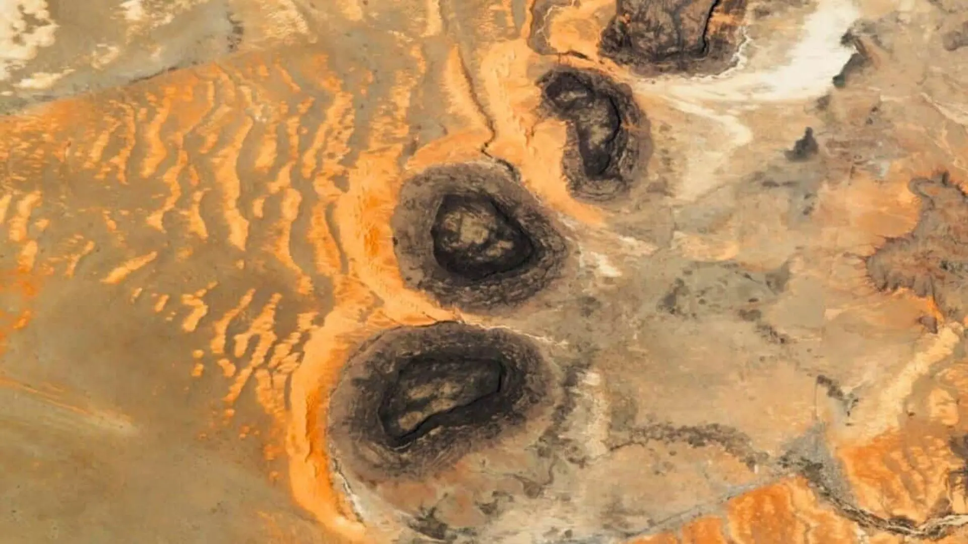 A Desert Pattern So Strange It Can Be Seen Clearly From Orbit Scaled