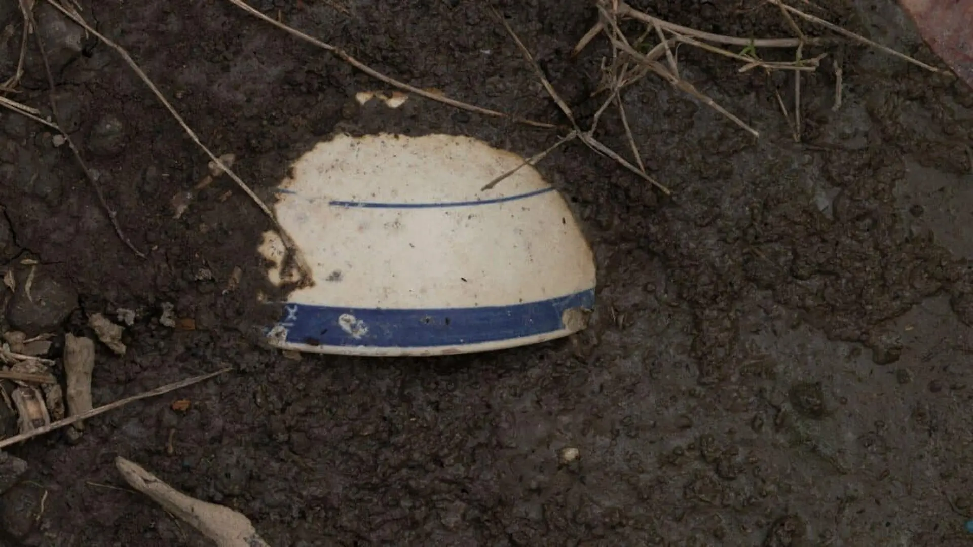 During Film Prep Actors Took A Treasure Hunting Crash Course For A Movie.then Unearthed A Real 19th Century Treasure From The Mud Scaled