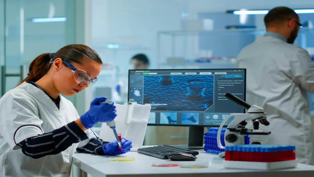 Free photo scientist in modern equipped medical laboratory examinining drug discovery with micropipette. medical stuff examining vaccine evolution using high tech and technology researching treatment, development.