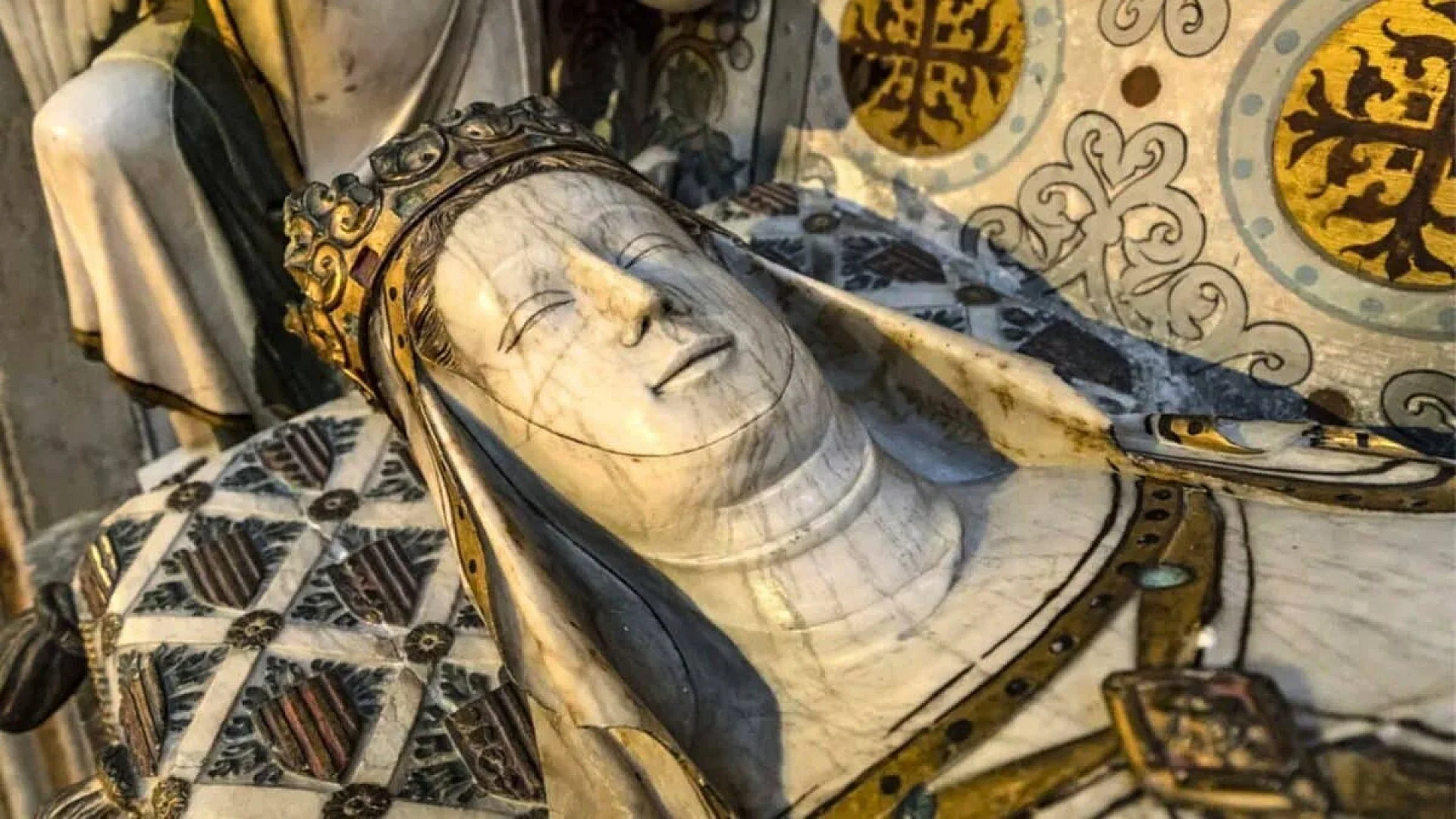 Elisendas Coffin Still Had Funeral Plants Scaled