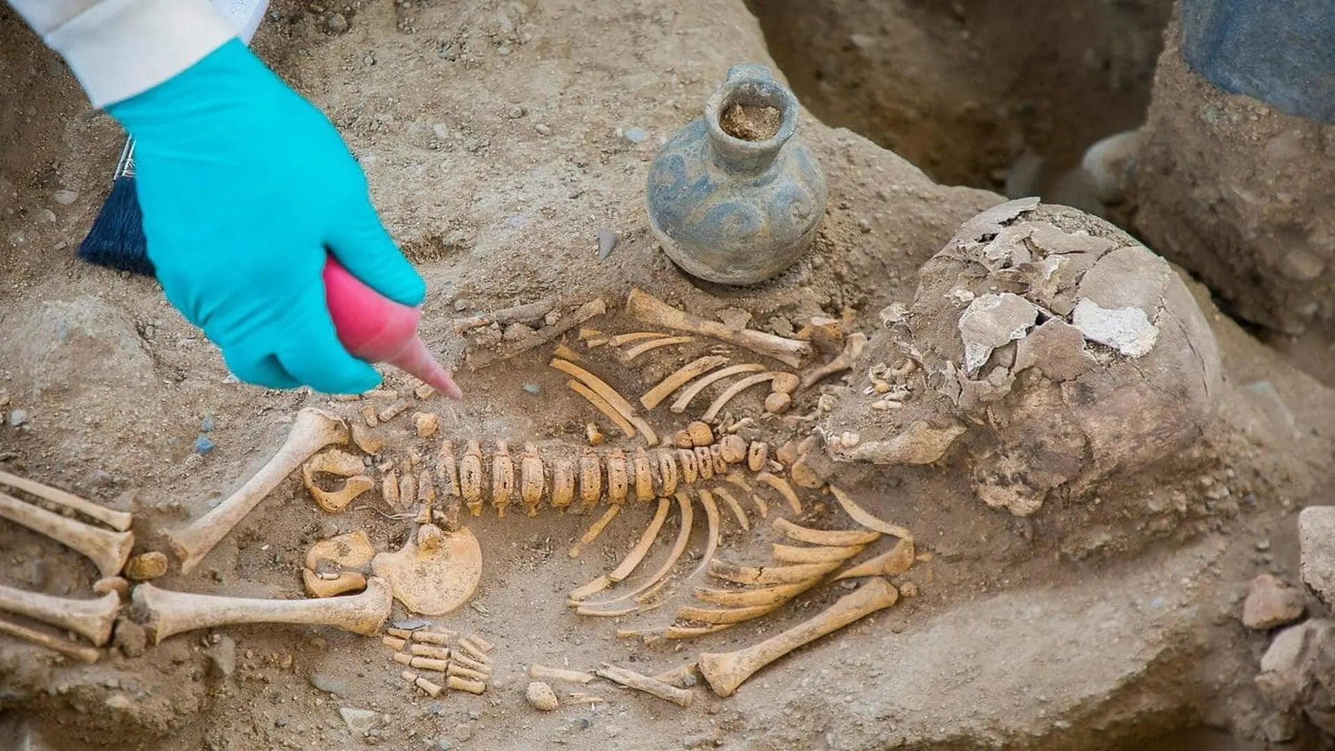 This Intact Peruvian Tomb Escaped Looters For 600 Years And When Archaeologists Opened It A Blood Red Skull Was Waiting Inside Scaled 1