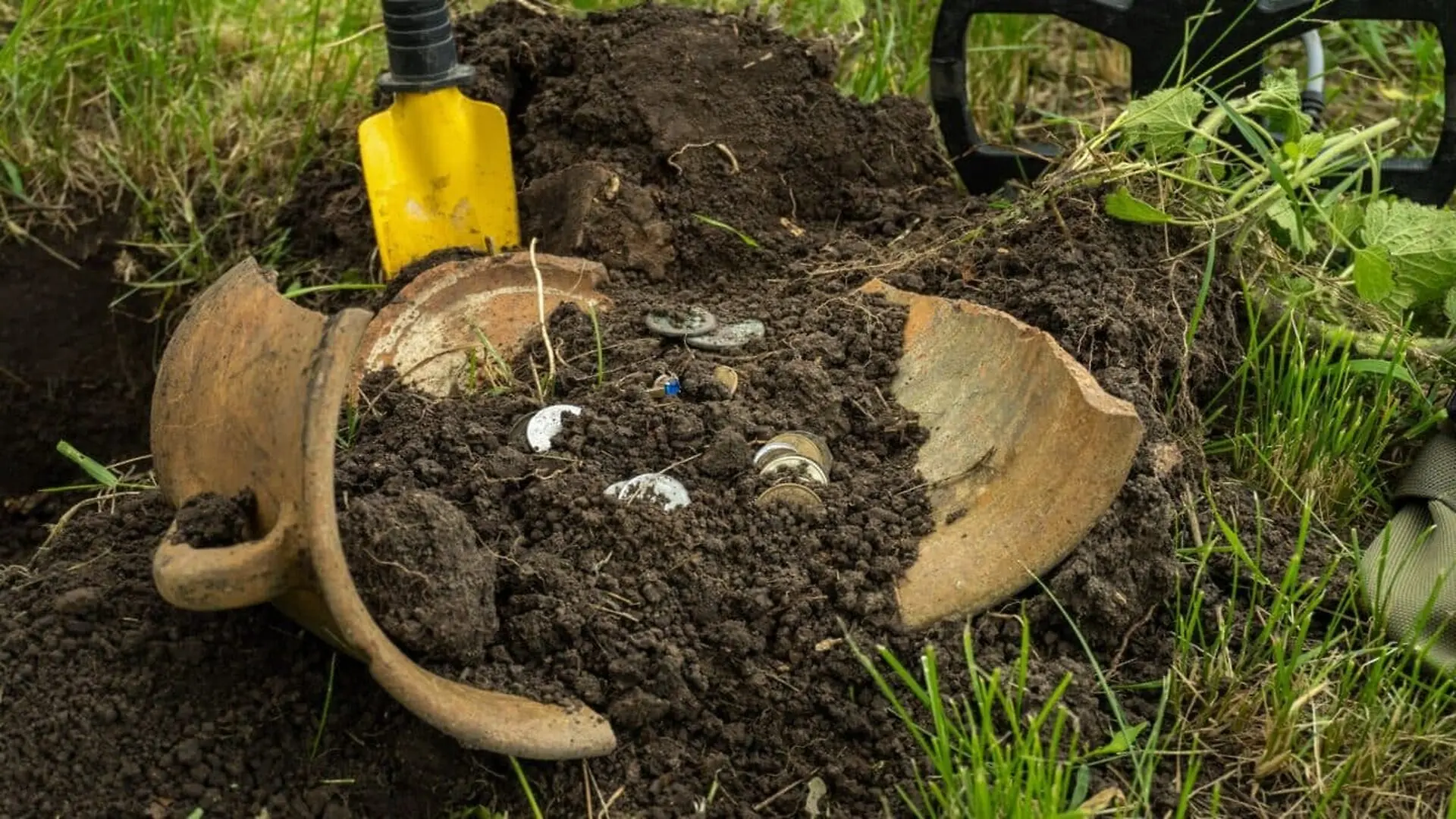 Archaeologists Found A Pot Of Gold Coins Buried Years Ago And The Reason It Was Hidden Is Still A Mystery Scaled