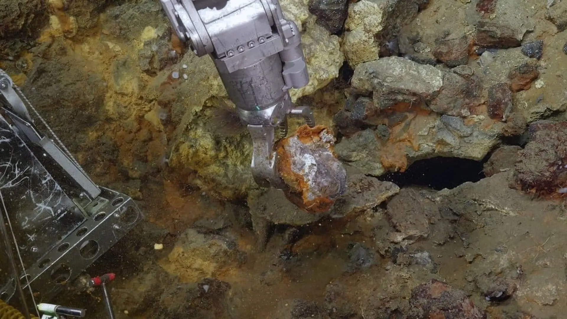 Scientists Collected Rocks From The Deep Ocean Floor And Watched Them Burst Into Flames In The Lab Scaled 1