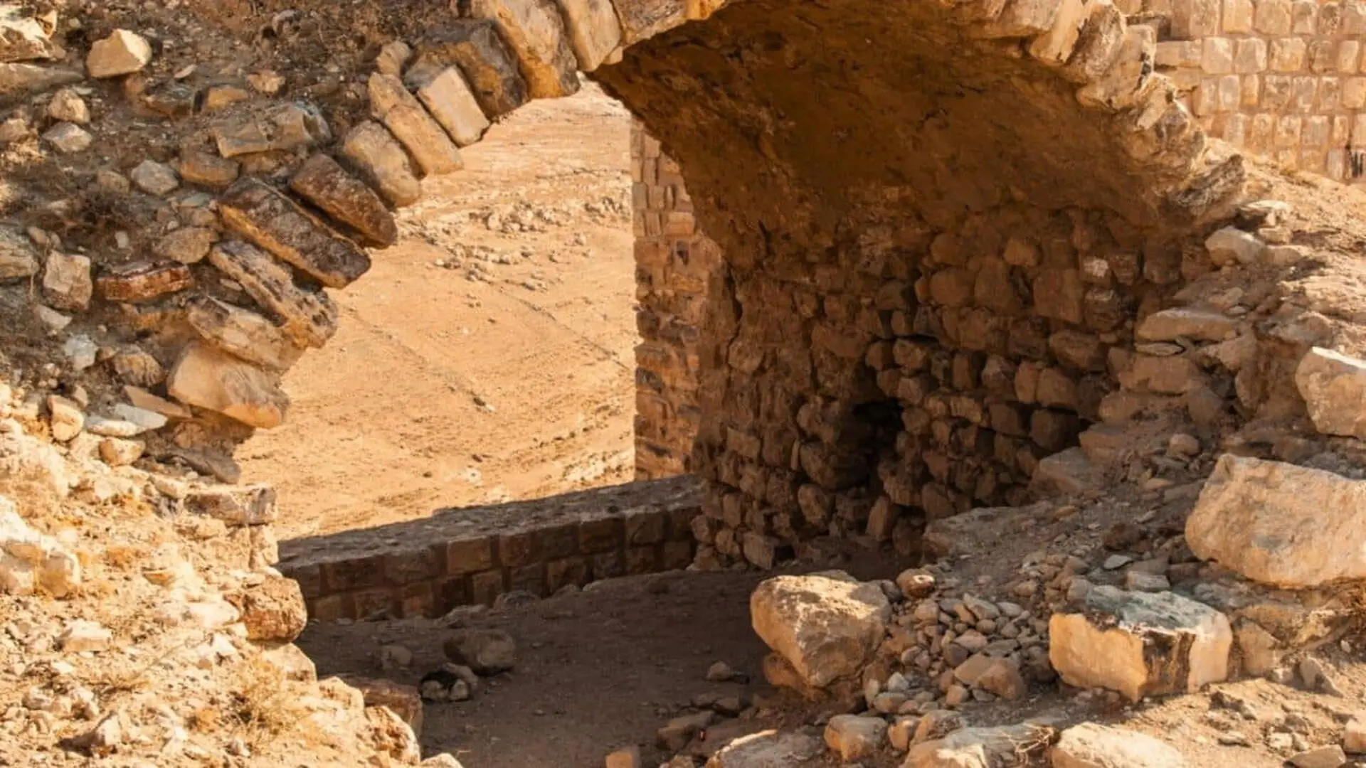 Ruins Beneath Omans Desert Reveal A Thriving Trade Centre Scaled