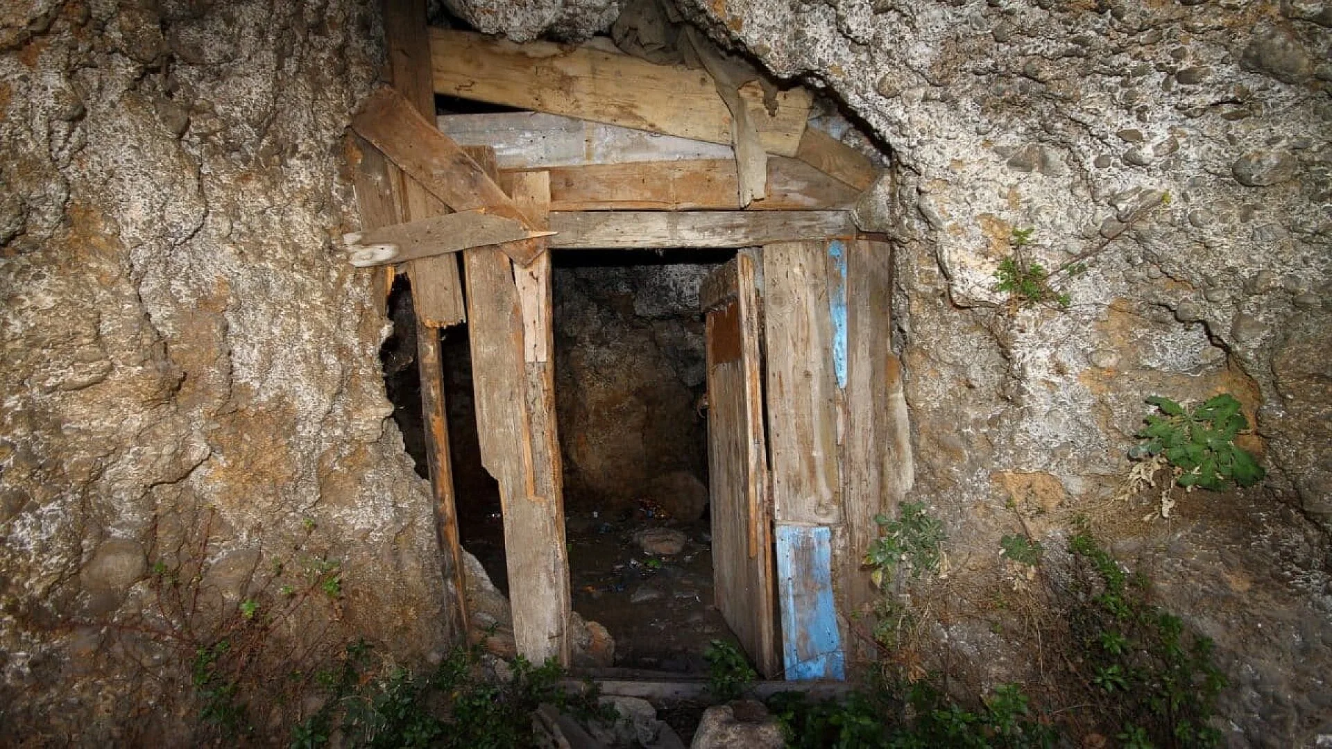 Archaeologists Uncover Incredible Finds After Opening A Hidden Chamber Beneath A Ukrainian Castle Sealed For 300 Years Scaled