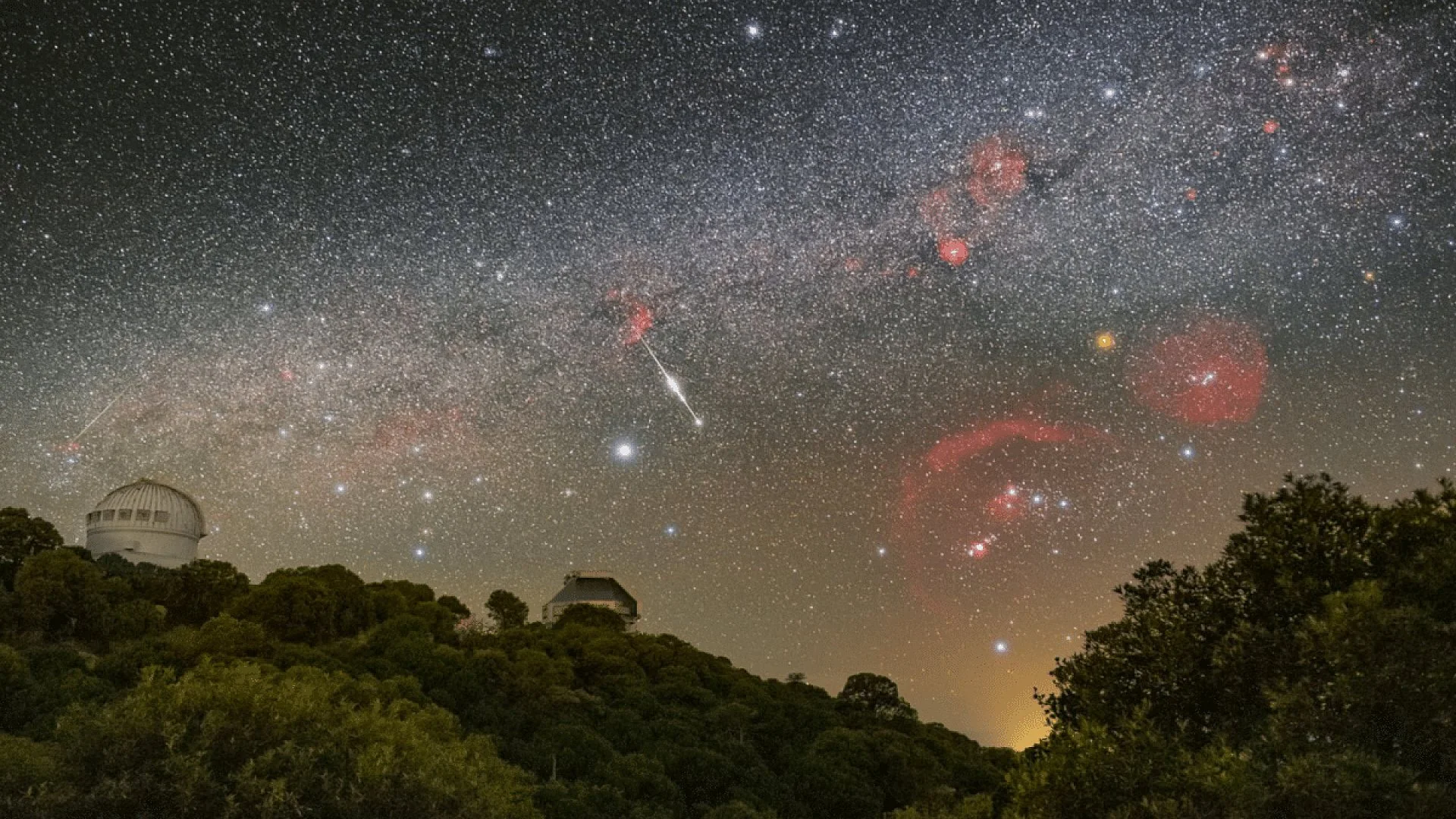 Meteor Lights Up Arizona Sky In Stunning Celestial Display Above Kitt Peak Observatory Scaled
