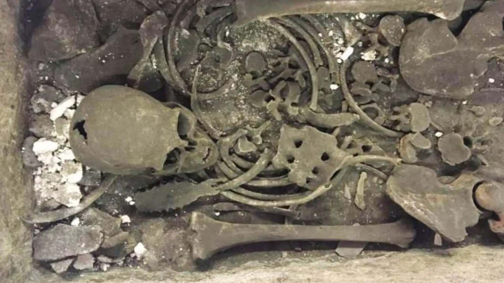 A Year Old Roman Sarcophagus Contains A Skeleton That Shouldnt Belong There Scaled