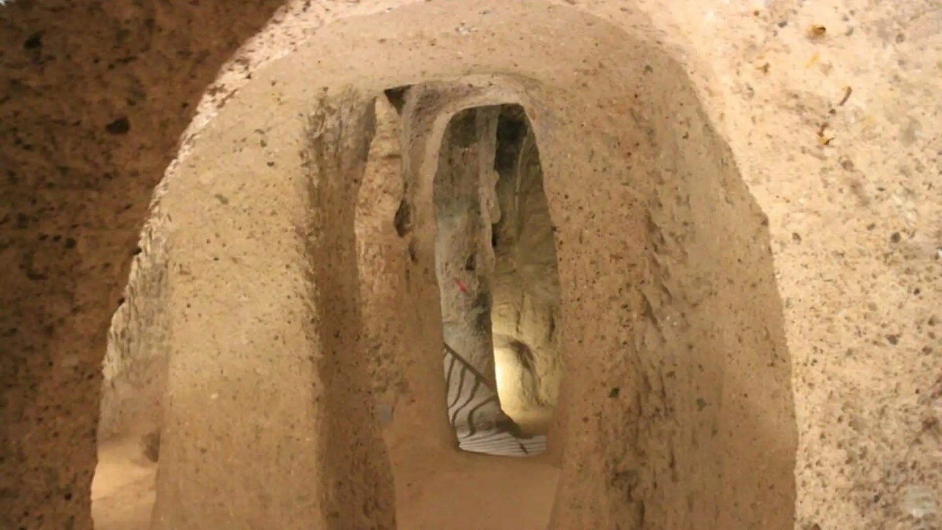 Archaeologists Descended An Eight Foot Staircase In Peru And Found A Chamber No One Had Entered In 600 Years Scaled