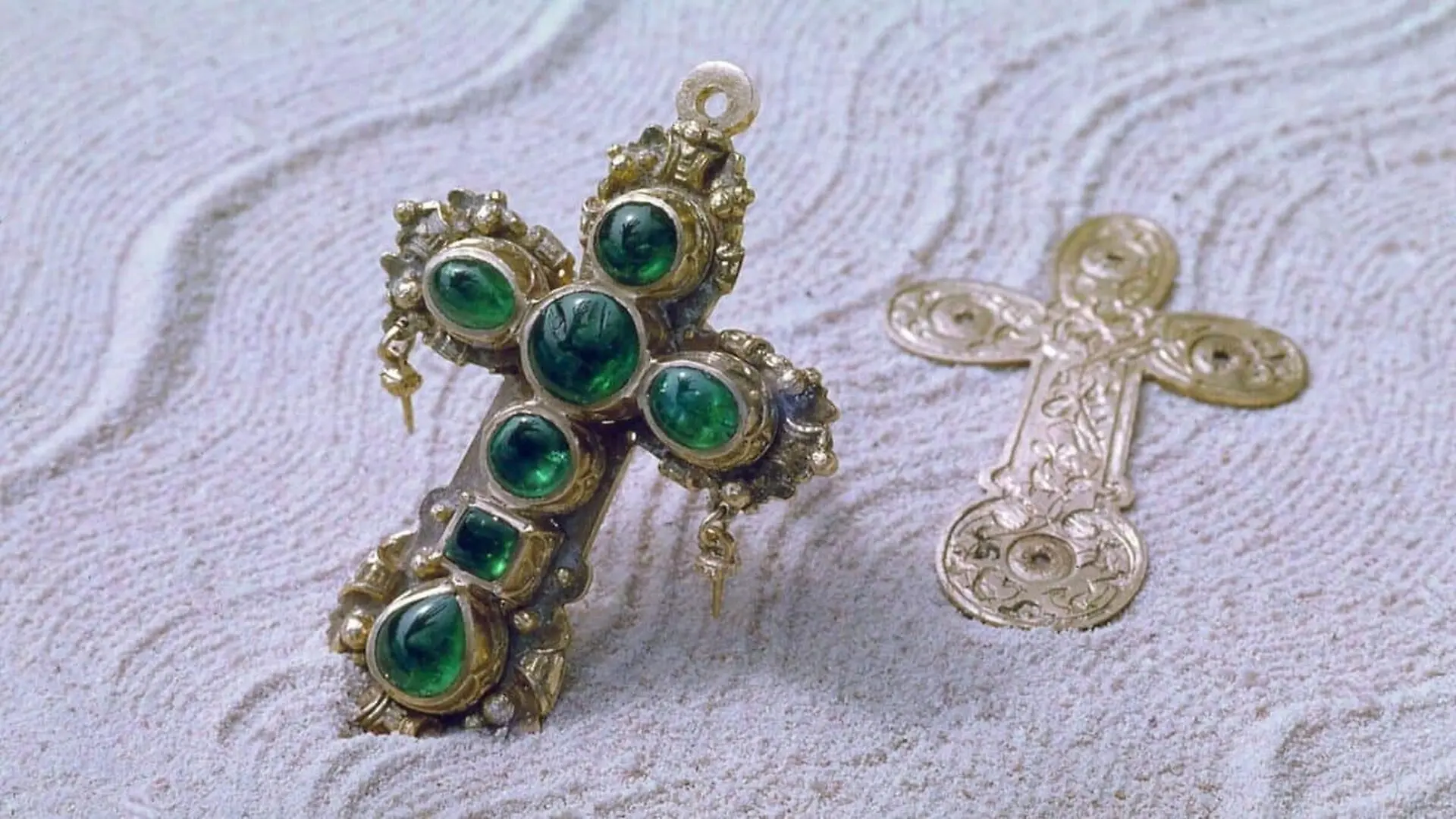 Diver Found A 3 Million Gold Cross Hidden In A Spanish Shipwreck.then Someone Replaced It With A Fake Scaled