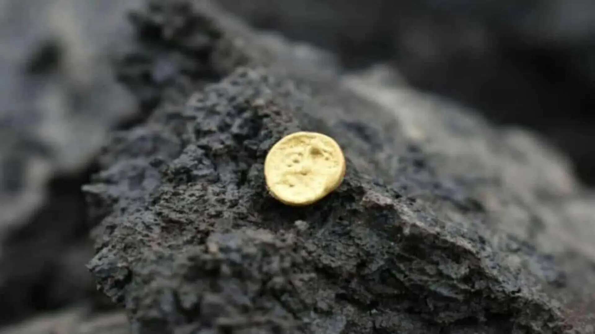 Excavators Building A Highway In Czechia Found Bags Of Gold Treasure Underneath 1 Scaled