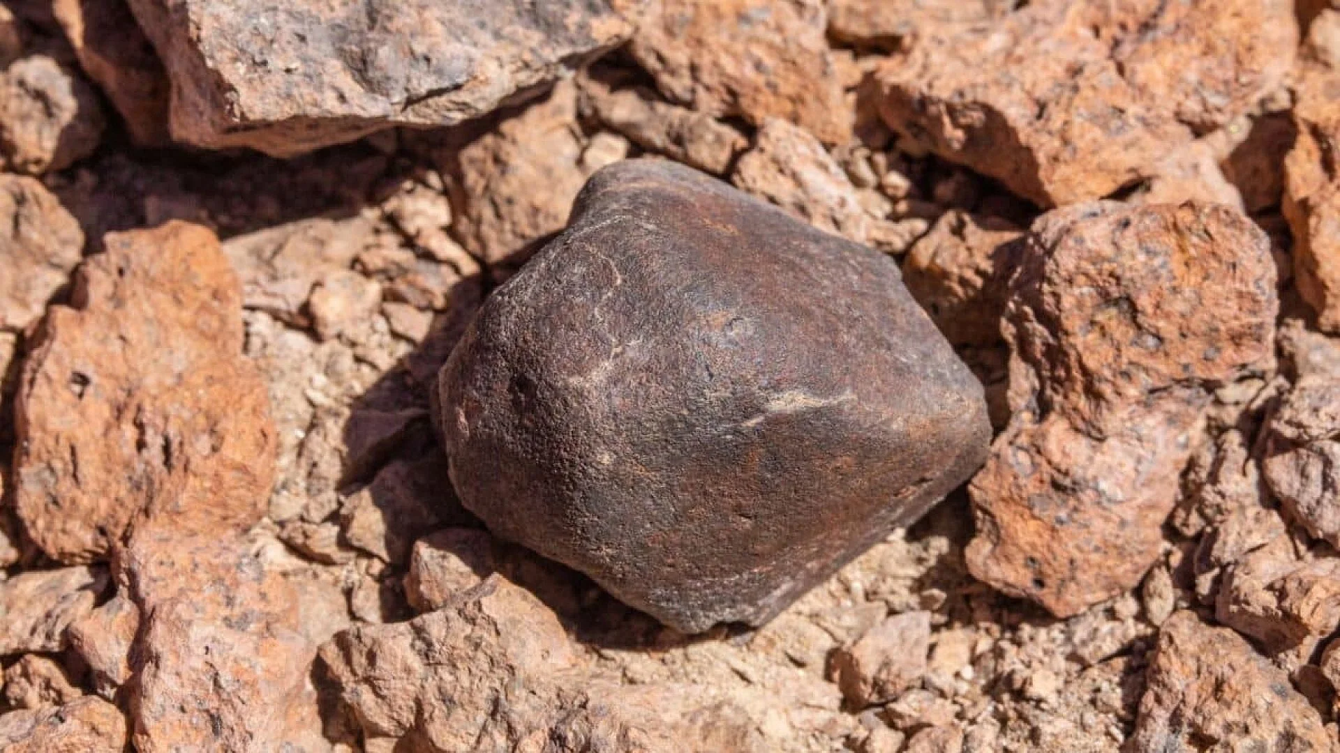 Researchers Have Discovered A 4.5 Billion Year Old Meteorite In The Desert Containing Traces Of A Moon Sized World Scaled