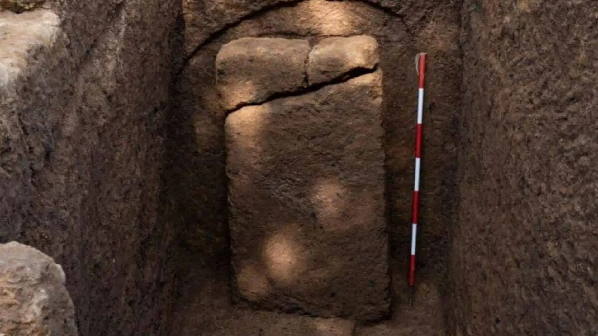 Archaeologists Open A Year Old Perfectly Sealed Tomb And Find Everything Left Untouched Inside Scaled