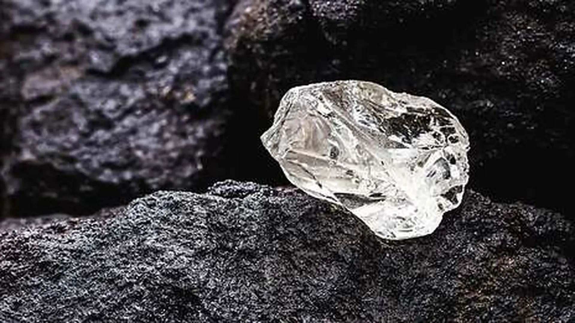 A German Team Found A Way To Turn Ordinary Plastic Into Trillions Of Tiny Diamonds Using Lasers And Actually Managed To Catch Them Scaled 1