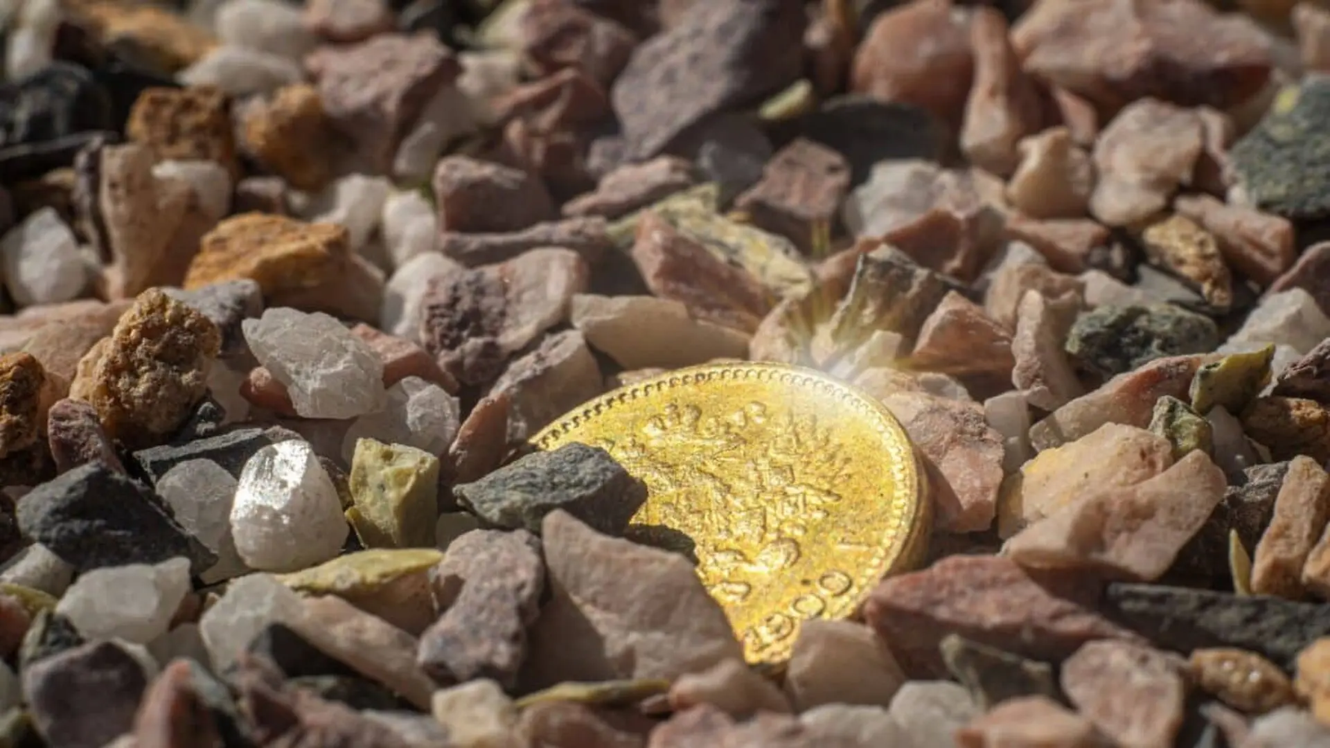 A Year Old Necropolis In Sicily Just Gave Up A Gold Coin Struck By Syracuse In The Final Years Before An Entire City Was Destroyed Scaled