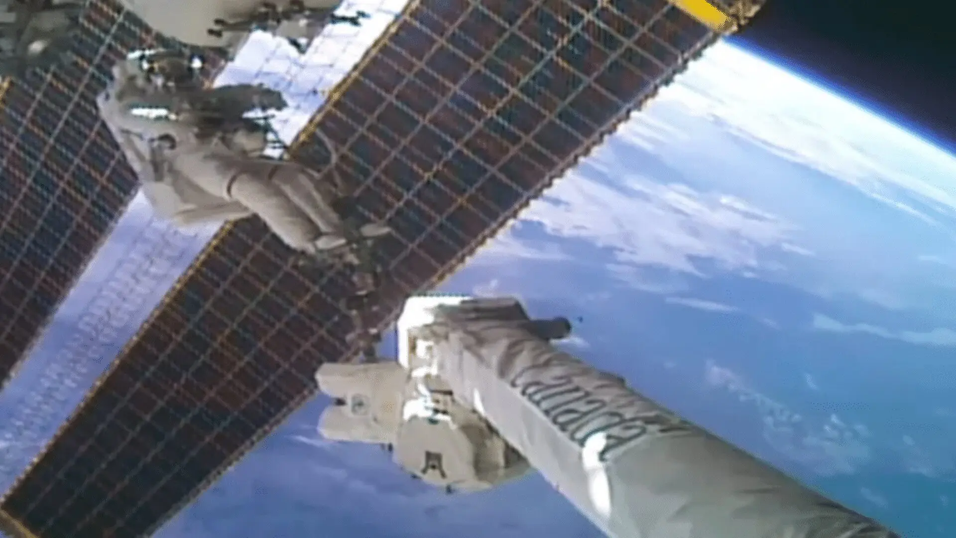 Nasa Astronauts Make History During 100th Iss Spacewalk With A Major Solar Power Upgrade Scaled