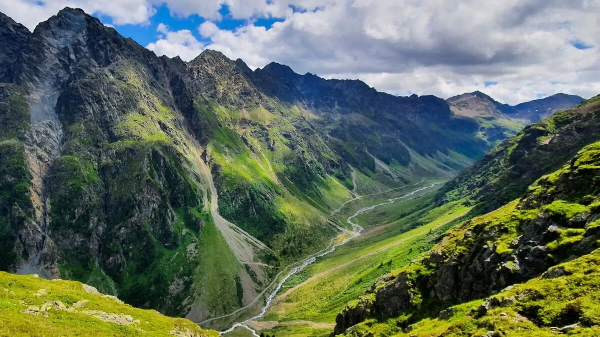 A 500 Kilometer Zone Under Italy Reveals A Strange Movement Deep Inside Earths Crust Scaled