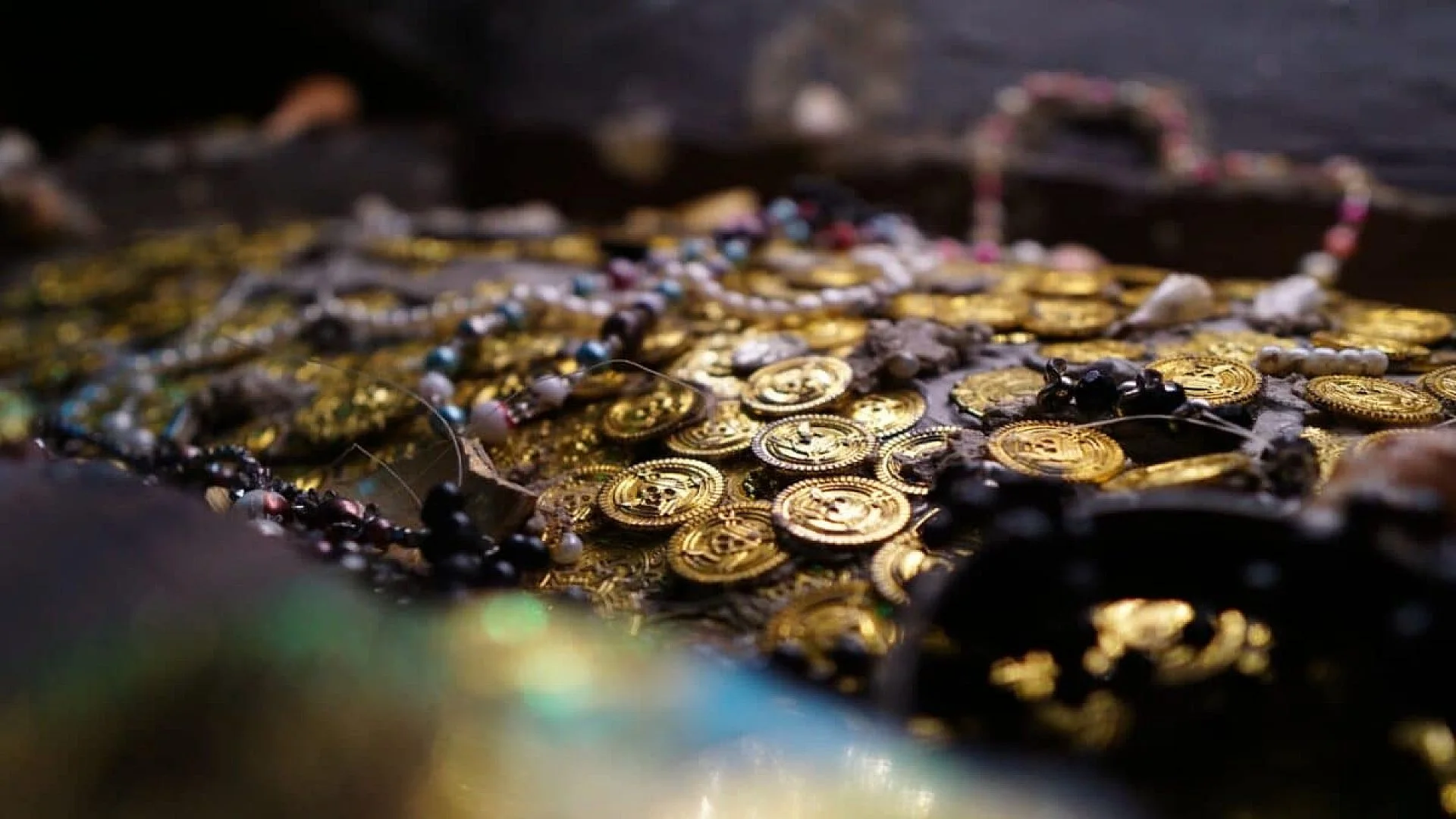 Archaeologists Just Unearthed A Well Preserved Year Old Hoard Of Gold Jewelry Along An Ancient Route In Saudi Arabia Scaled