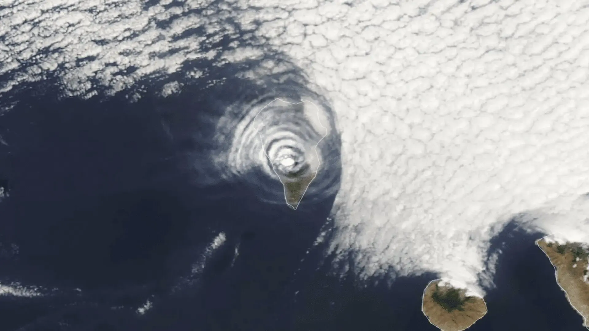 Nasa Captured A Strange Target Like Cloud Pattern Above An Erupting Volcano In Spains Canary Islands Scaled