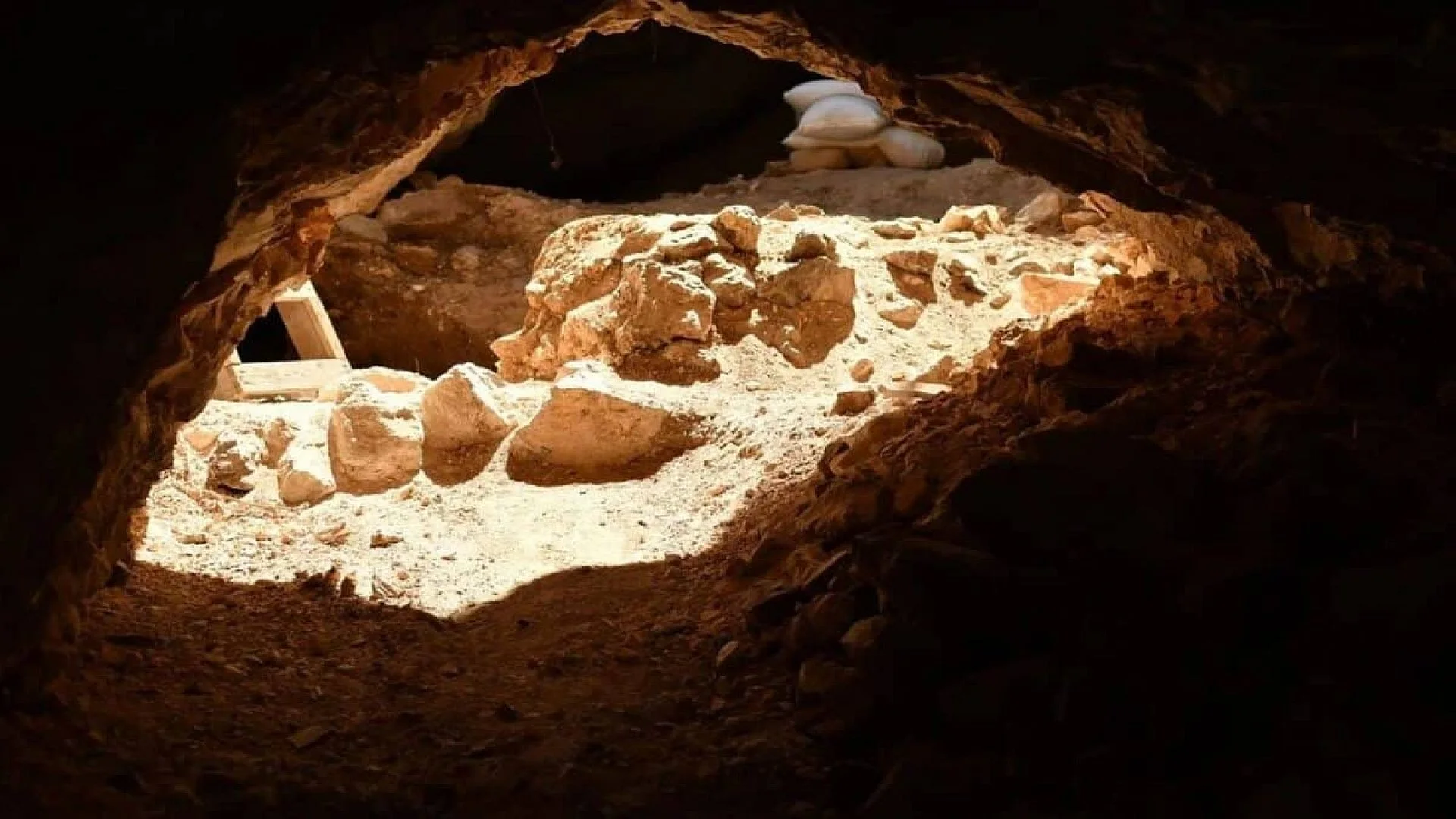 Archaeologists Discover A Hidden Massive Underground Tunnel In Jerusalem And No One Knows Who Dug It Scaled
