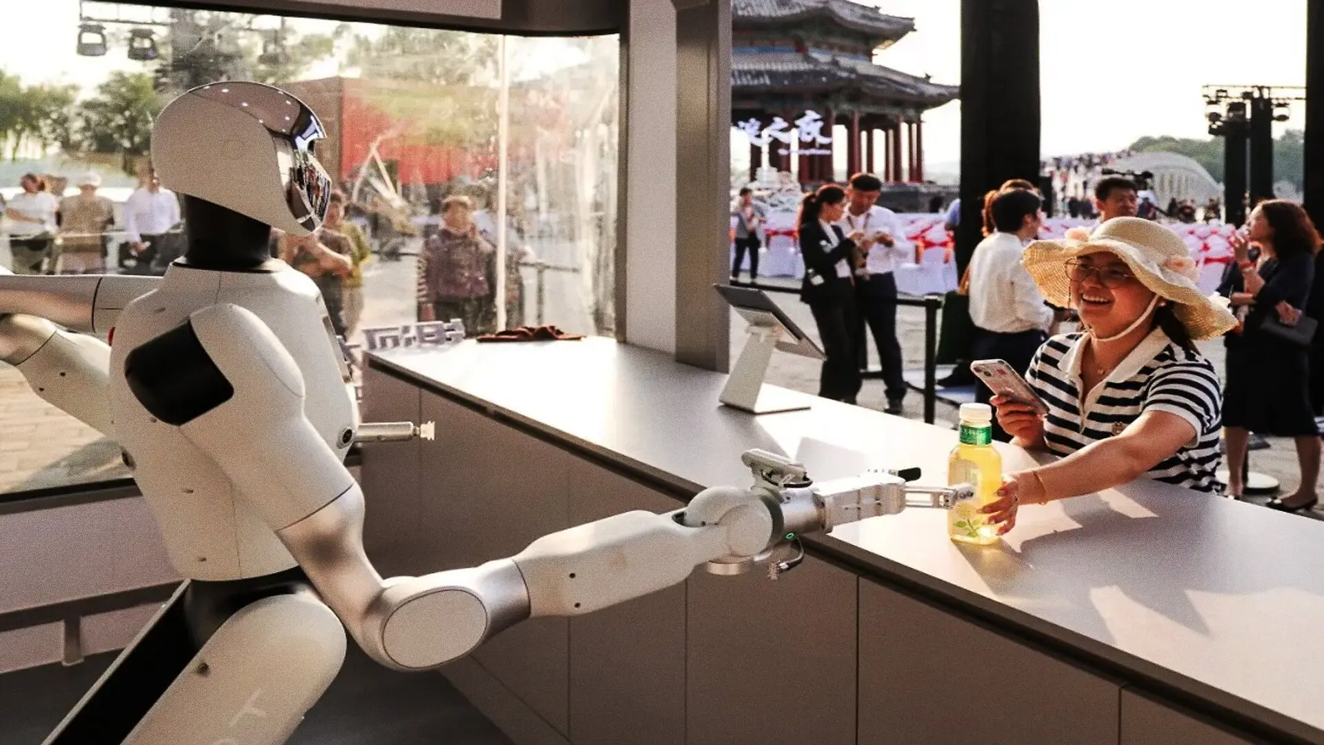 Hong Store No Employees Robot