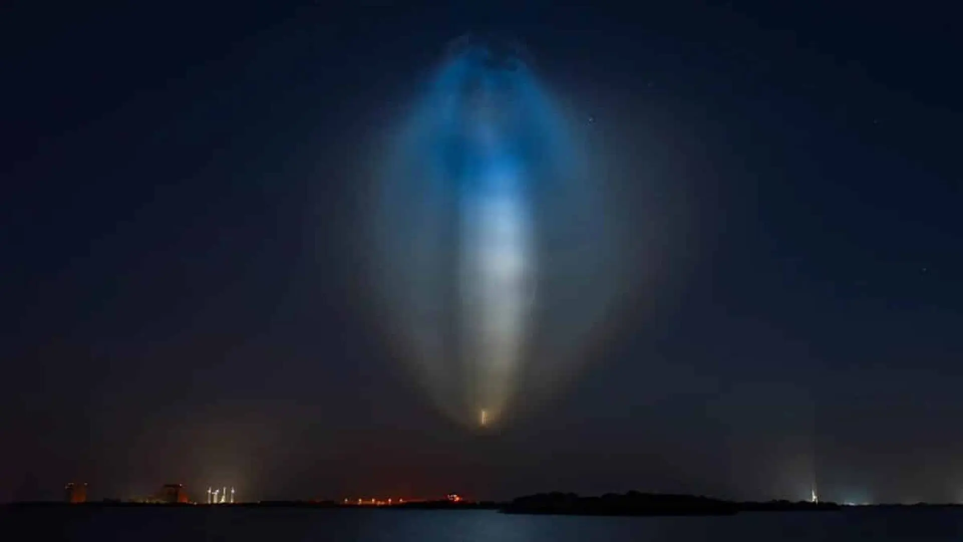 A Stunning Spacex Launch Turned The Night Sky Into A Giant Glowing Jellyfish Scaled